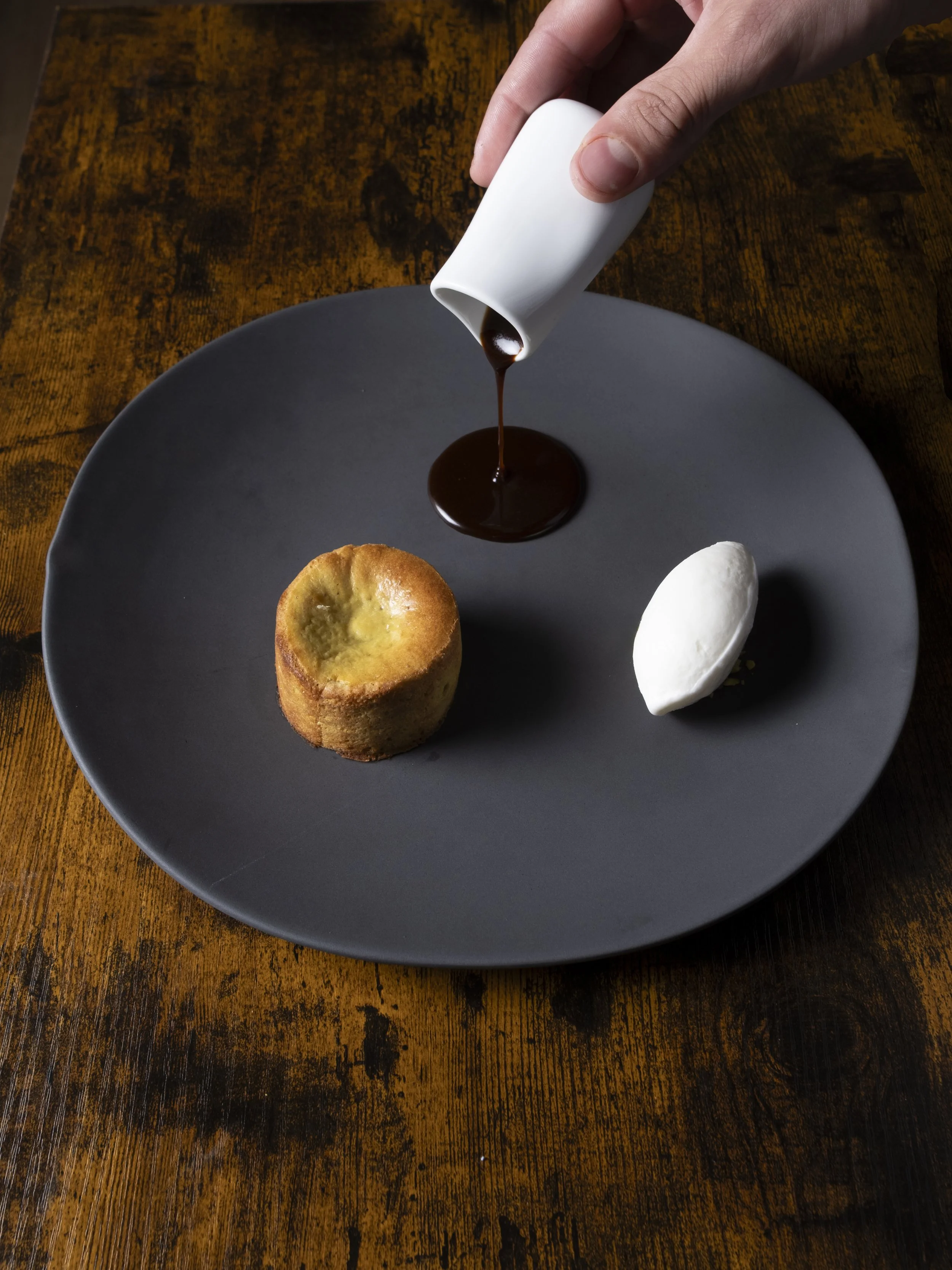 SUFFLÉ CALIENTE DE PISTACHO, CREWMA HELADA DE YOGURT NATURAL "ERROTIK KM-0" Y SALSA DULCE DE CAZA MAYOR