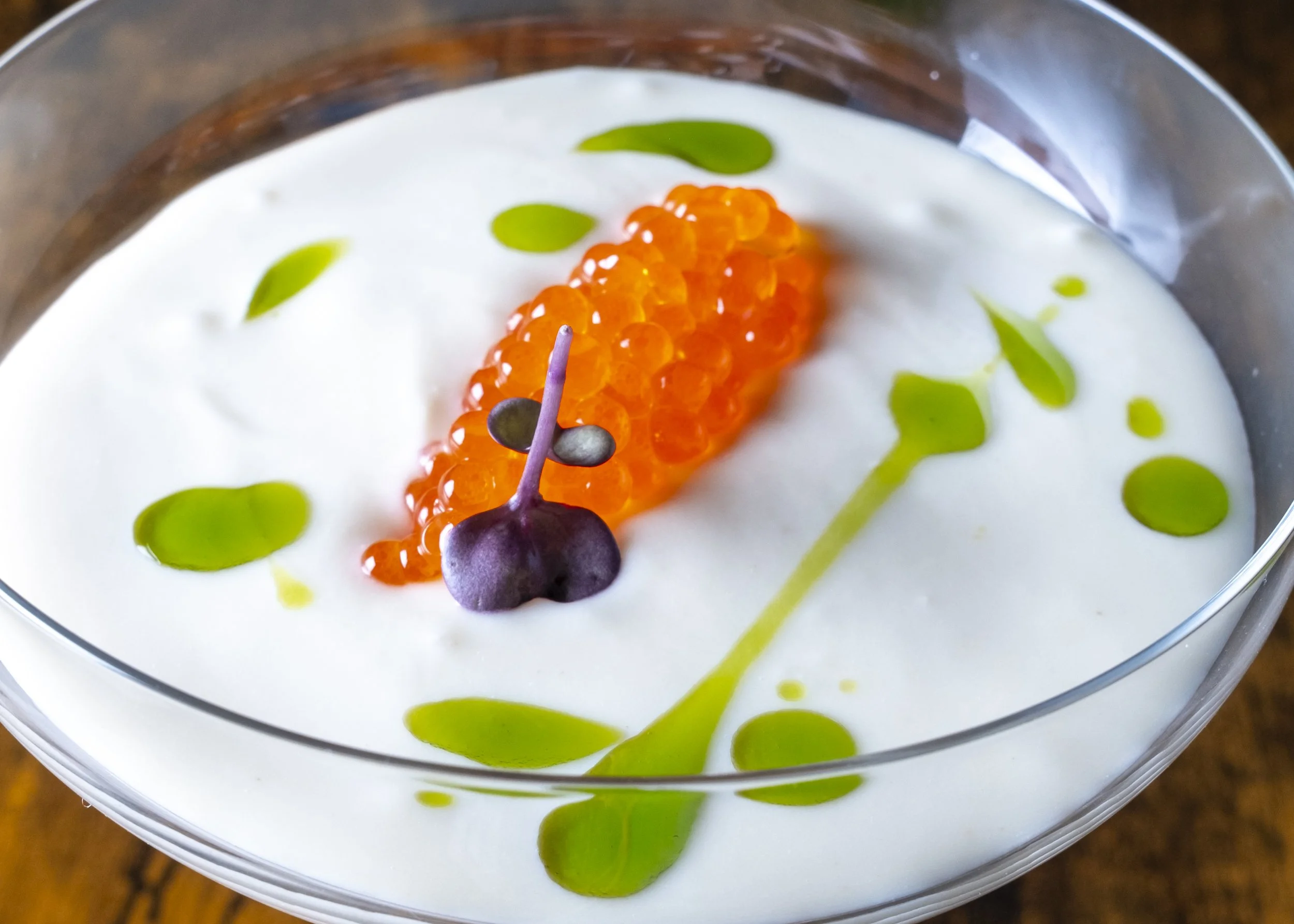 
TRUCHA SALVAJE MARINADA, CON PURÉ DE APIO NABO Y SUS HUEVAS Trucha salvaje marinada, con pure de apio nabo y sus huevas