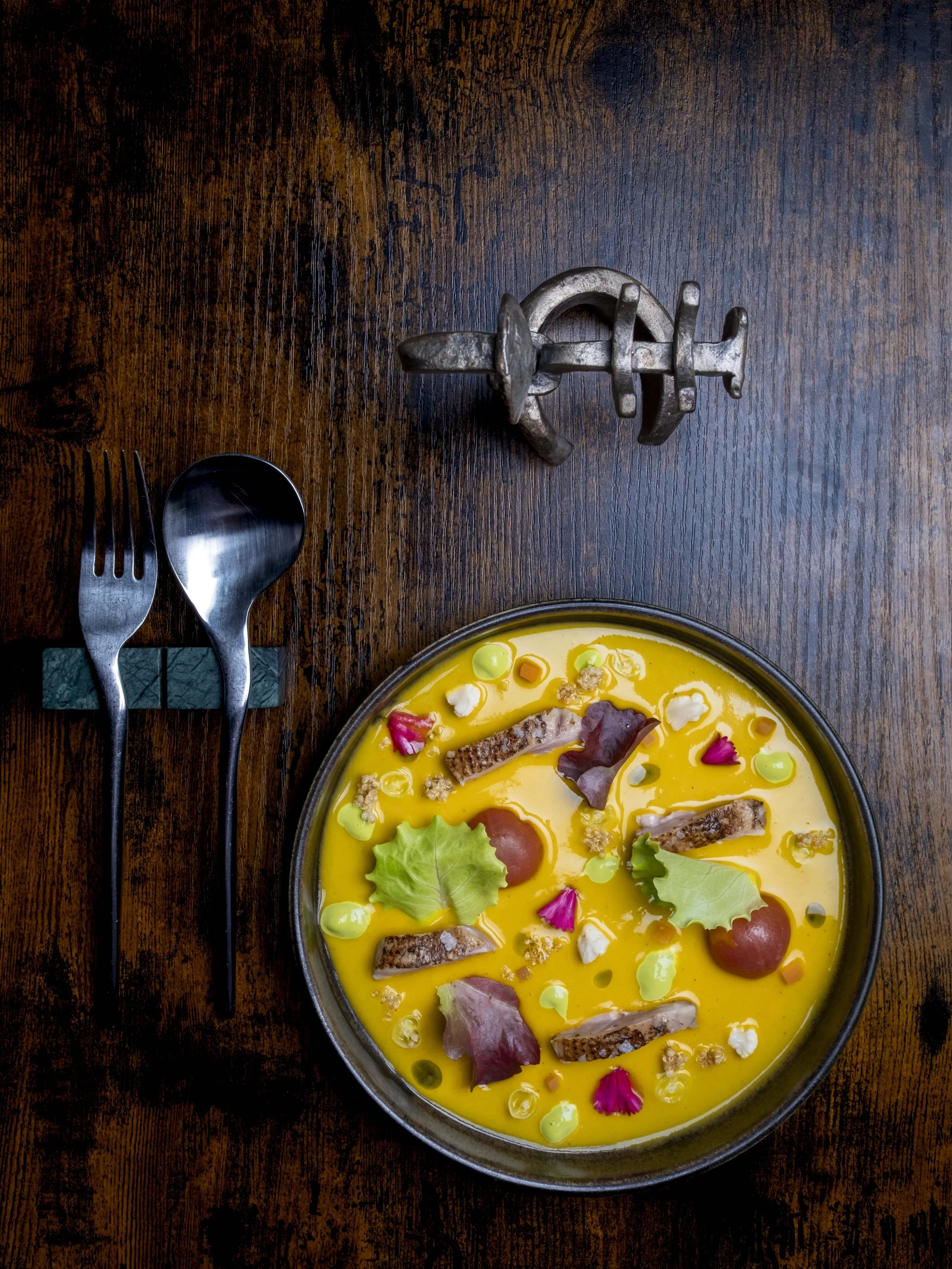 Codorniz escabechada en ensalada, quinoa, brotes y encurtidos de nuestra huerta KM0