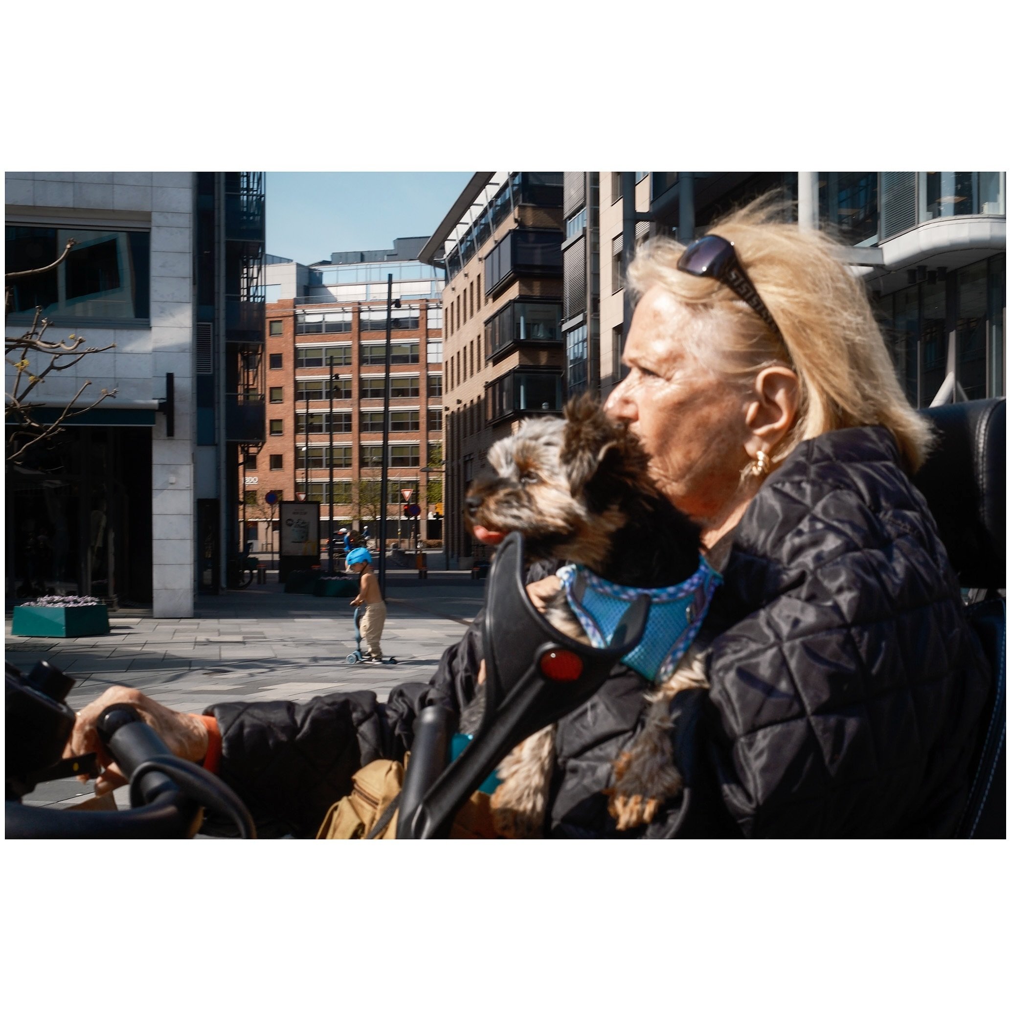 Bryggetorget, Oslo. 
May 2024. 
. 
. 
. 
. 
#oslo #norway #streetphotography #oslo_spc #streetsofoslo #sweet_street_beat #streetdreamsmag #shinyhappystreet #streetlife #streetizm #streets_unseen #streetleaks #everybodystreet #lensculture #eyeshotmag 