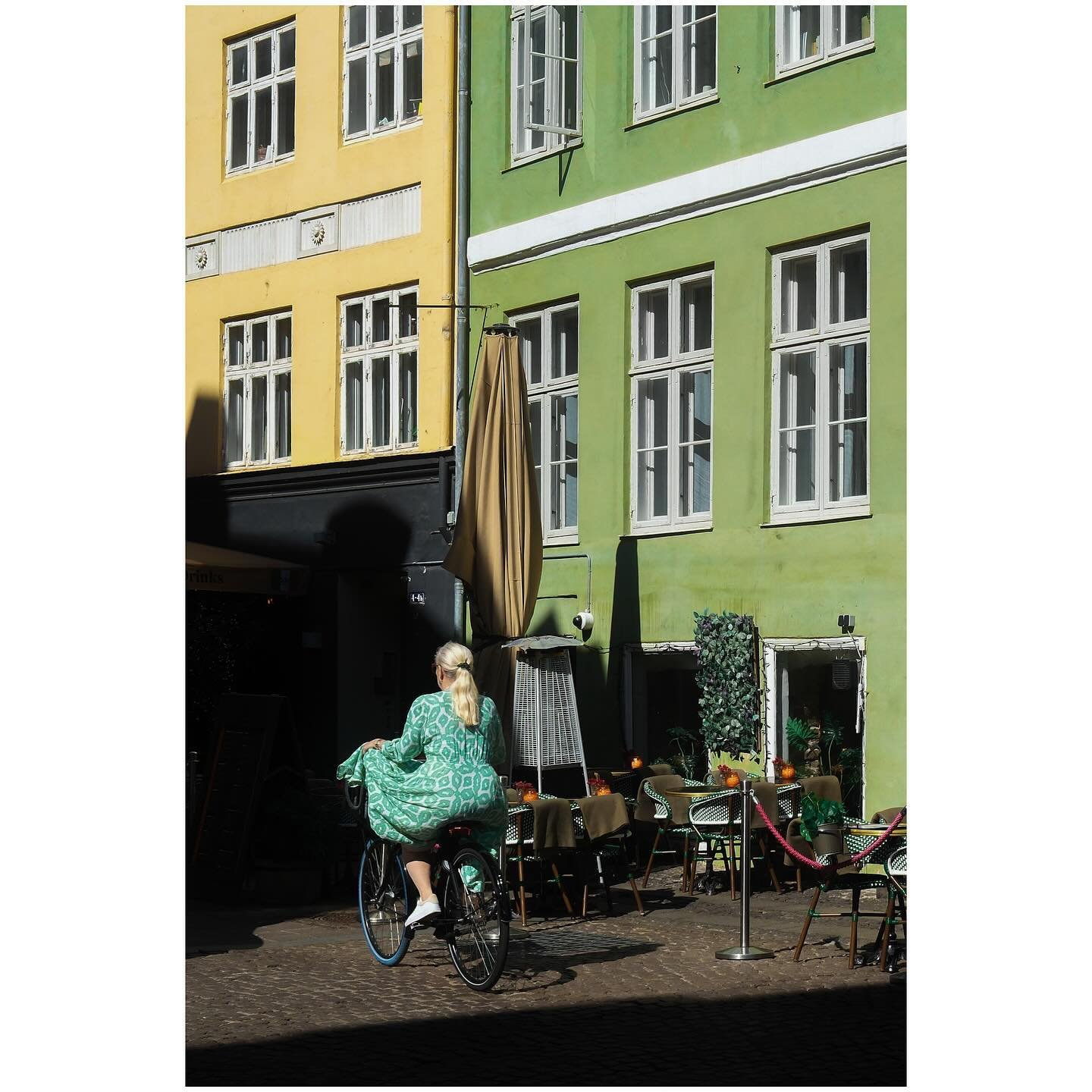 Some pictures from yesterday in Copenhagen, Denmark. 
. 
. 
. 
. 
#copenhagen #denmark #k&oslash;benhavn #streetphotography #travelphotography #streetianity #shinyhappystreet #timeless_streets #framelinesmag #sweet_street_beat #lensculture #eyeshotma