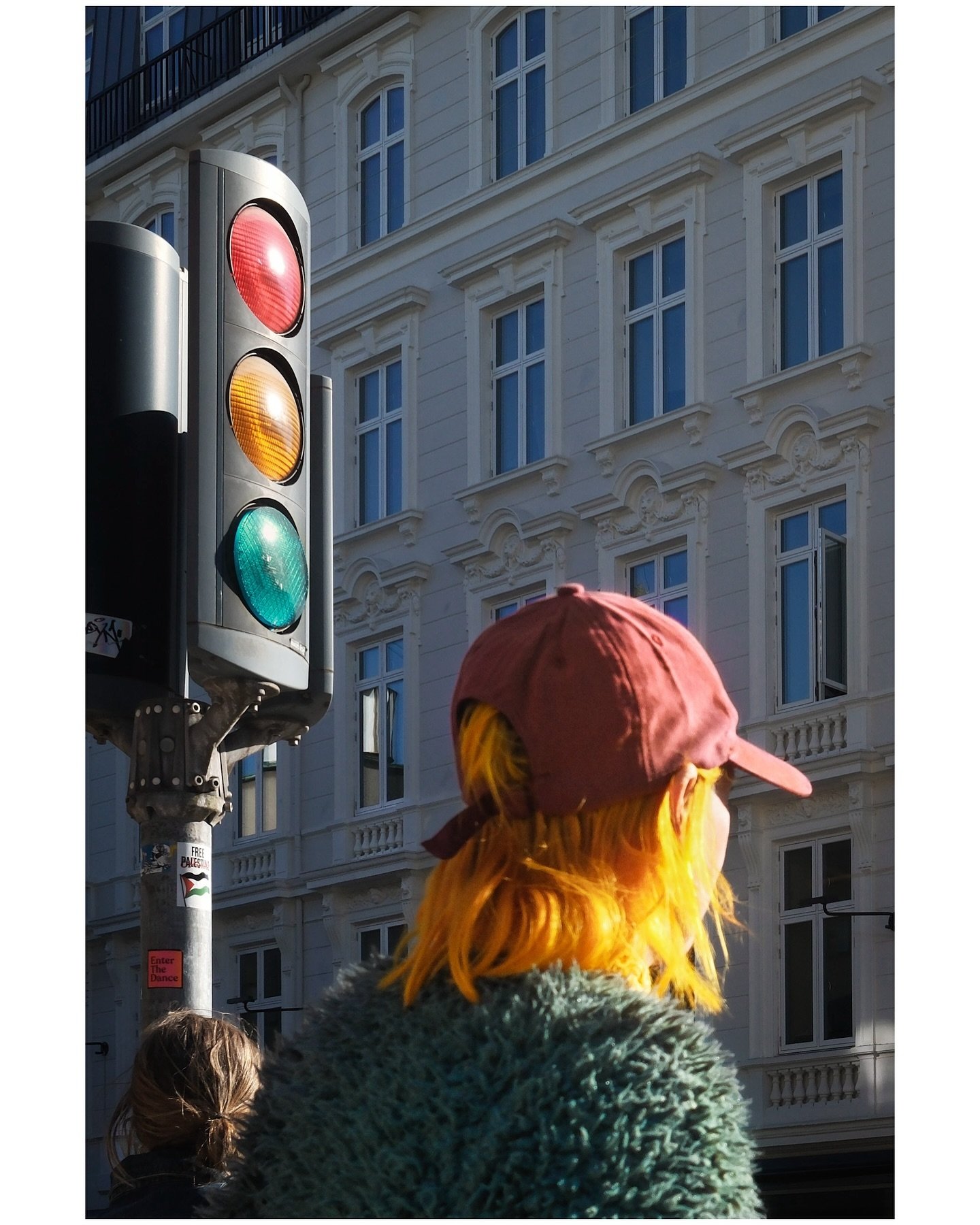Ready, set, go! 
Copenhagen, Denmark. 
May 2024. 
. 
. 
. 
. 
#streetphotography #copenhagen #denmark #streetianity #shinyhappystreet #lensculture #thephotosector #thepictorialist #streets_unseen #streetmoment #street_macadam #trafficlight #streetizm