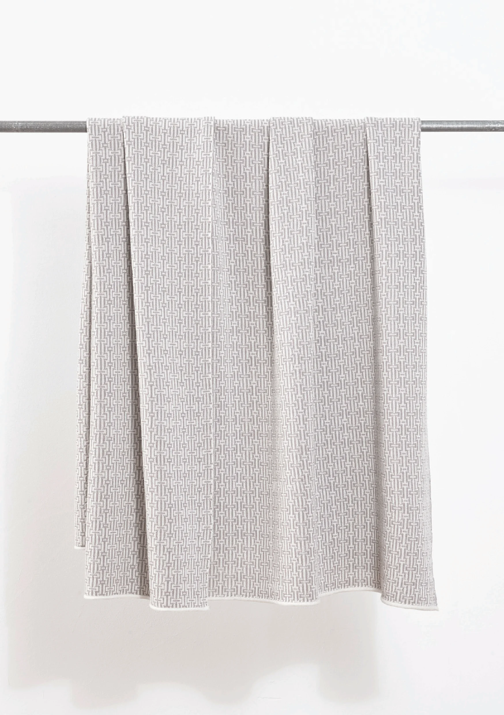 rudolf_throw_hermesvilla_grey_mark_glassner.jpg