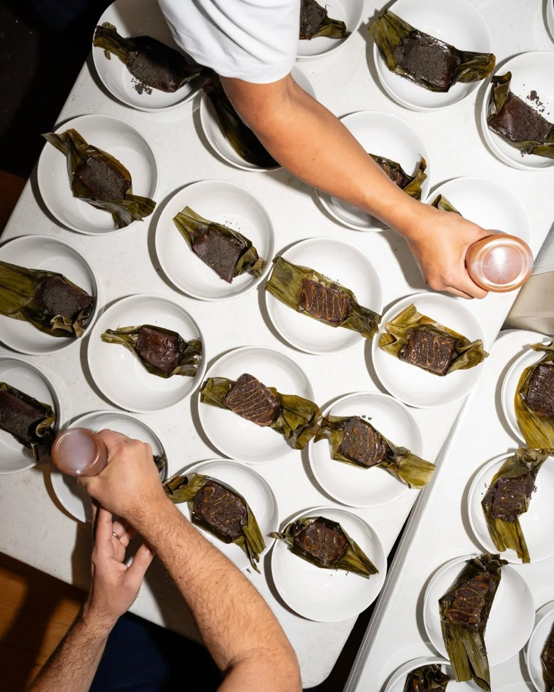 file this under: will shoot events if it&rsquo;s a 5 course dinner at @nationalspark by 5 dc chefs for @beardfoundation&rsquo;s Good Food for Food (and @sophiemacphoto is down to second shoot).

@angellbarreto of @anjufrc
@chefkevintien of @moonrabbi