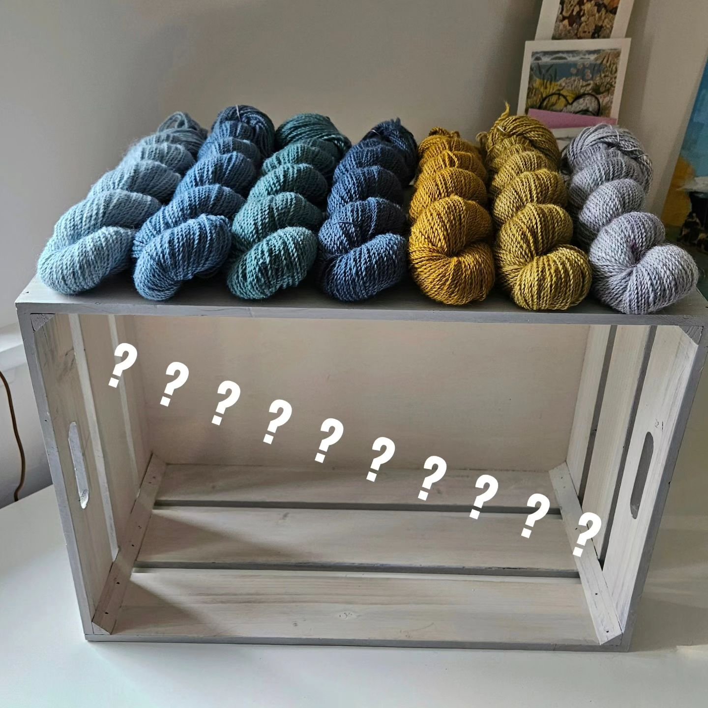 Filling the boxes...it always takes me two full days to plan the layout of my stall : how should I arrange the yarn, which colours should I put together - where does what go...and then I pack everything up in an order to 'feel' organised. I couldn't 