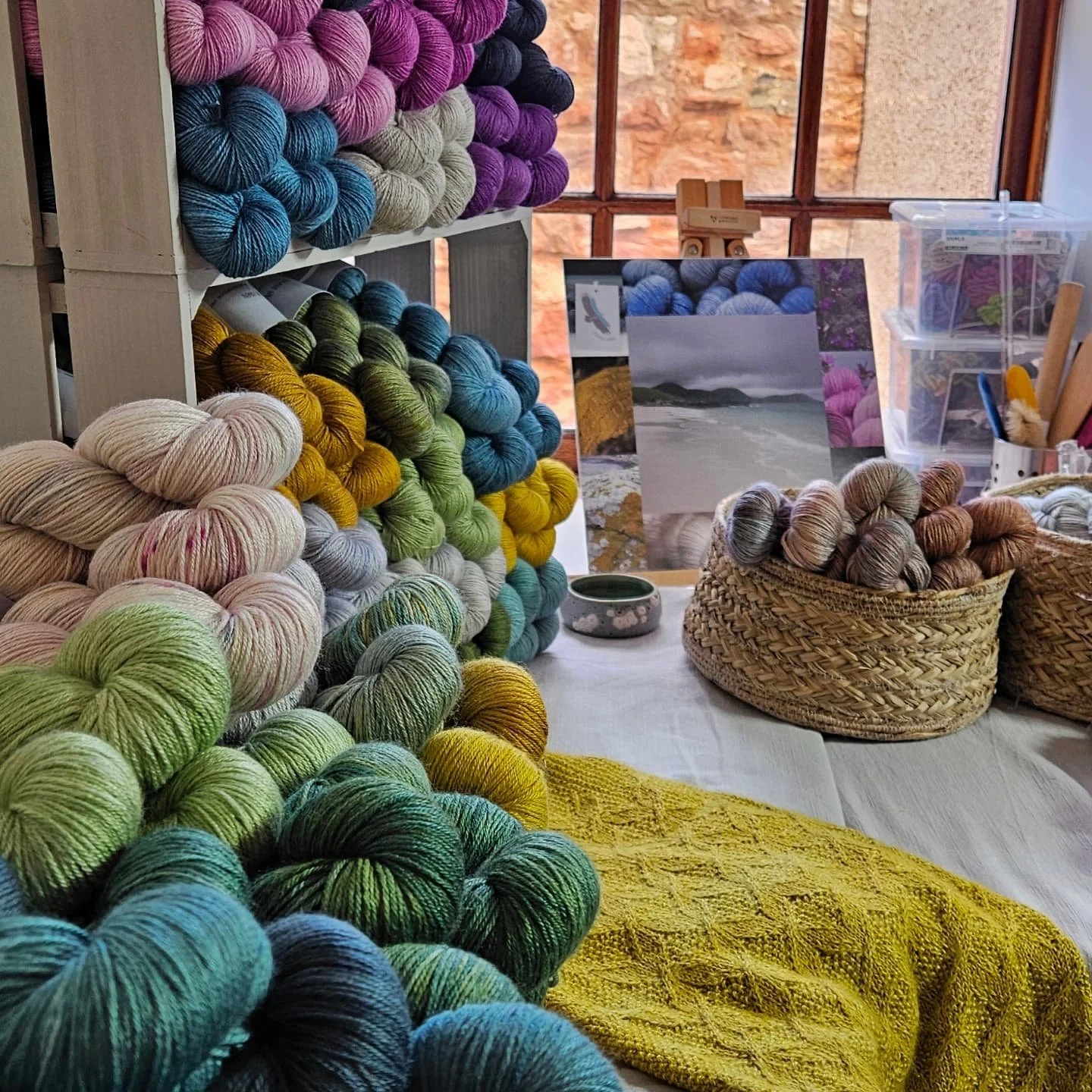 What a lovely day! 

I very much enjoyed welcoming #rowantreetravel to my wee studio in @cockenziehouseandgardens22. Louise from @helleborehandmade also came with her beautiful bags (which I couldn't resist - ups 😬😍). 

It was very nice to meet eve