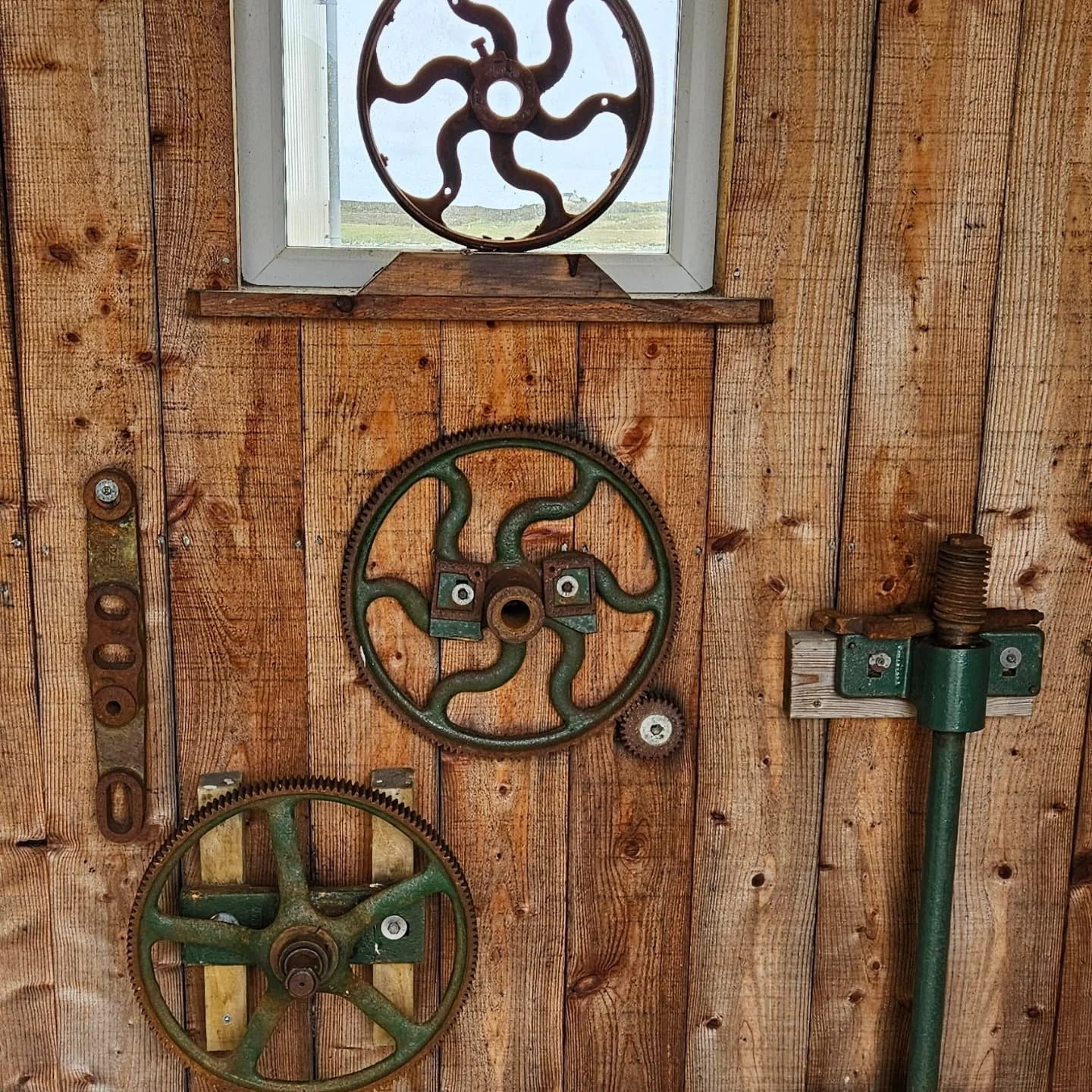 A day to myself (Andrew was off for his sabbatical) - what a treat. 
So I visited @uistwool (of course) - I didn't plan to buy any wool (I 'might' have enough at home 🤣), but then couldn't resist these beautiful Scottish merino skeins in natural col