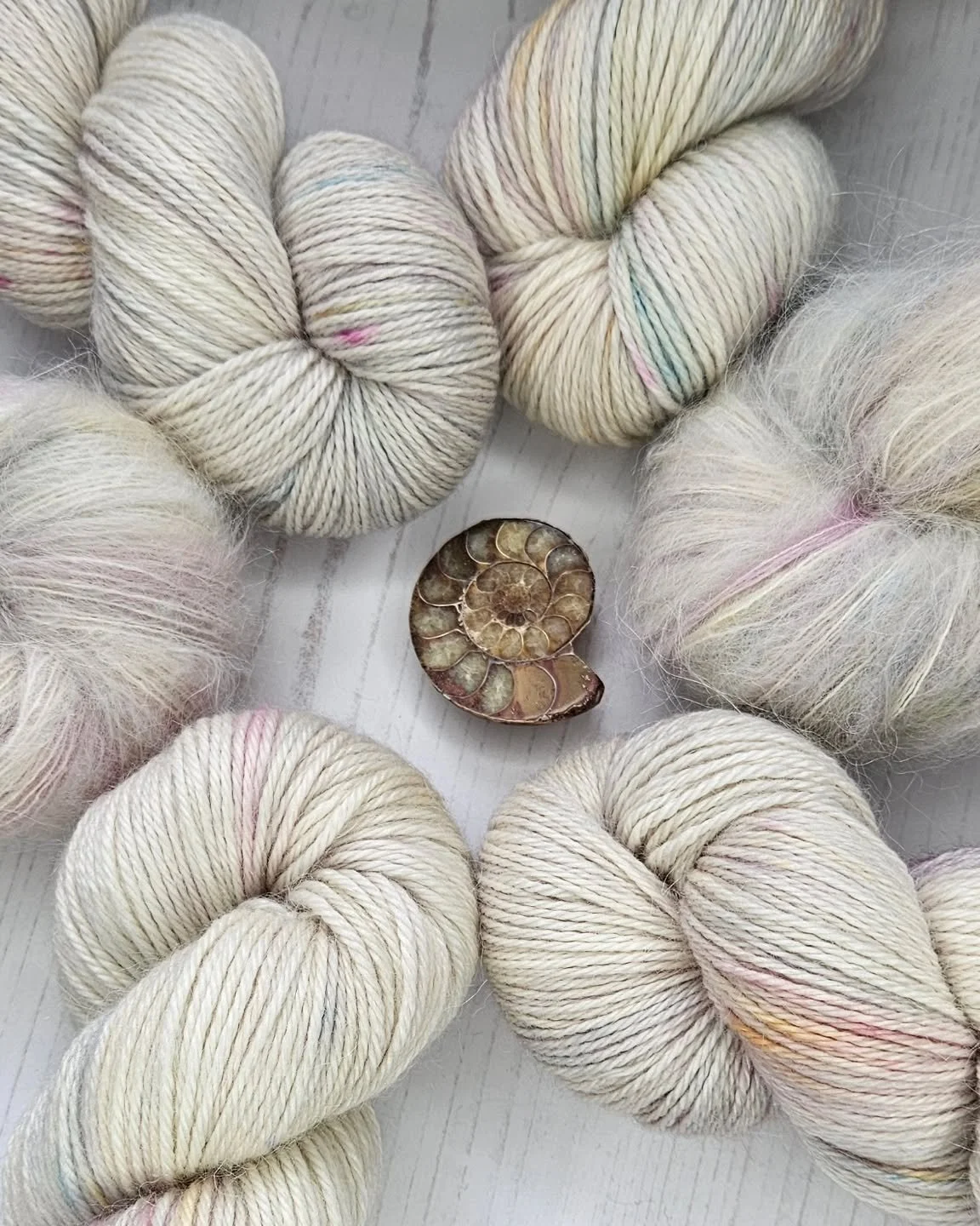 Introducing 'Minimalism' - dyed on 3 bases: Easdale (DK), Luing (4ply) and Iona (Lace) - this is my special for the Gala night @glasgowschoolofyarn, but I hope I have some skeins left for the weekend too. 

I hope you like them as much as I do. 

I w