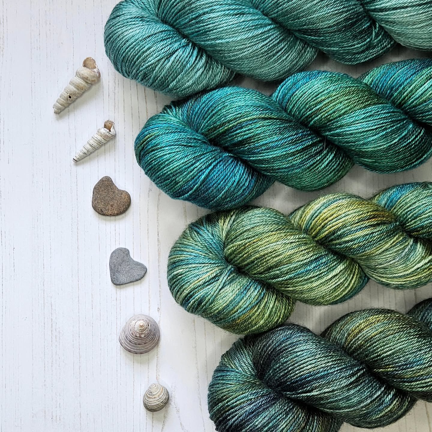 I promised to share some of the yarn I will bring to @woollygoodedinburgh, so here comes the first peek: 

My Gigha base (merino/silk, 4ply) in some variegated colours. 

Dyeing variegated colours on non-superwash yarn is not easy, as it takes much l