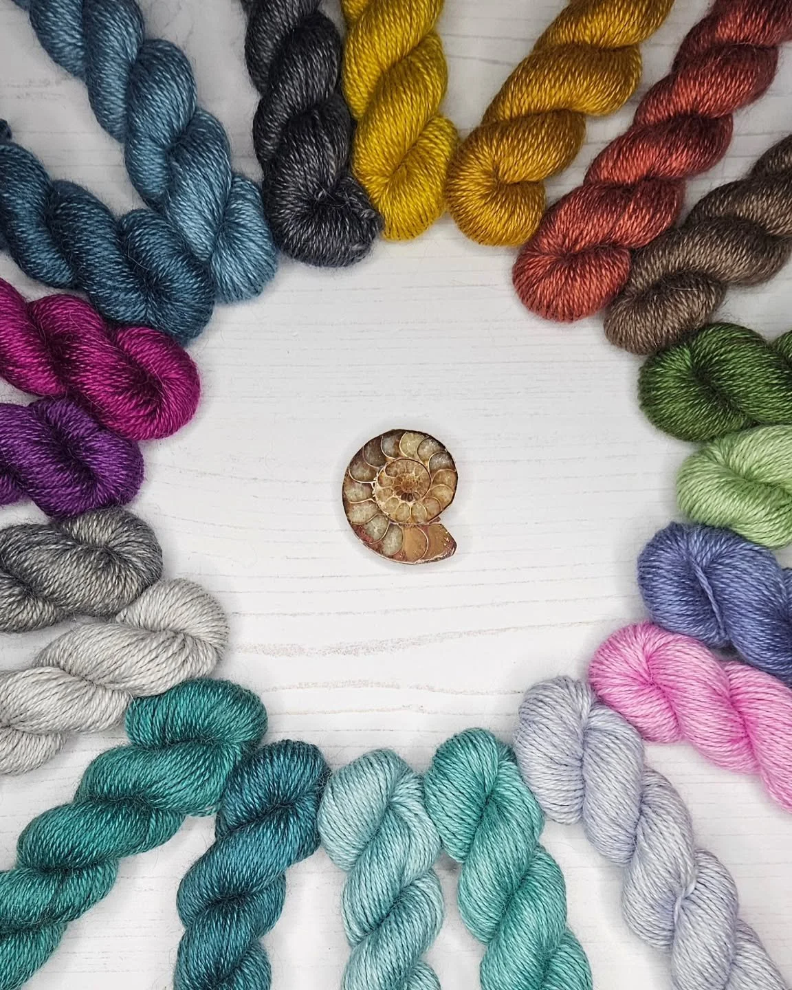 Last preparations for @woollygoodedinburgh. 

Mini skein bundles 🥳. I will put together again 5&times;20g Luing mini skeins (4ply, non-superwash alpaca/cashmere/silk).
I have been twisting and twisting the last nights 😴🤣. 

They were very popular 