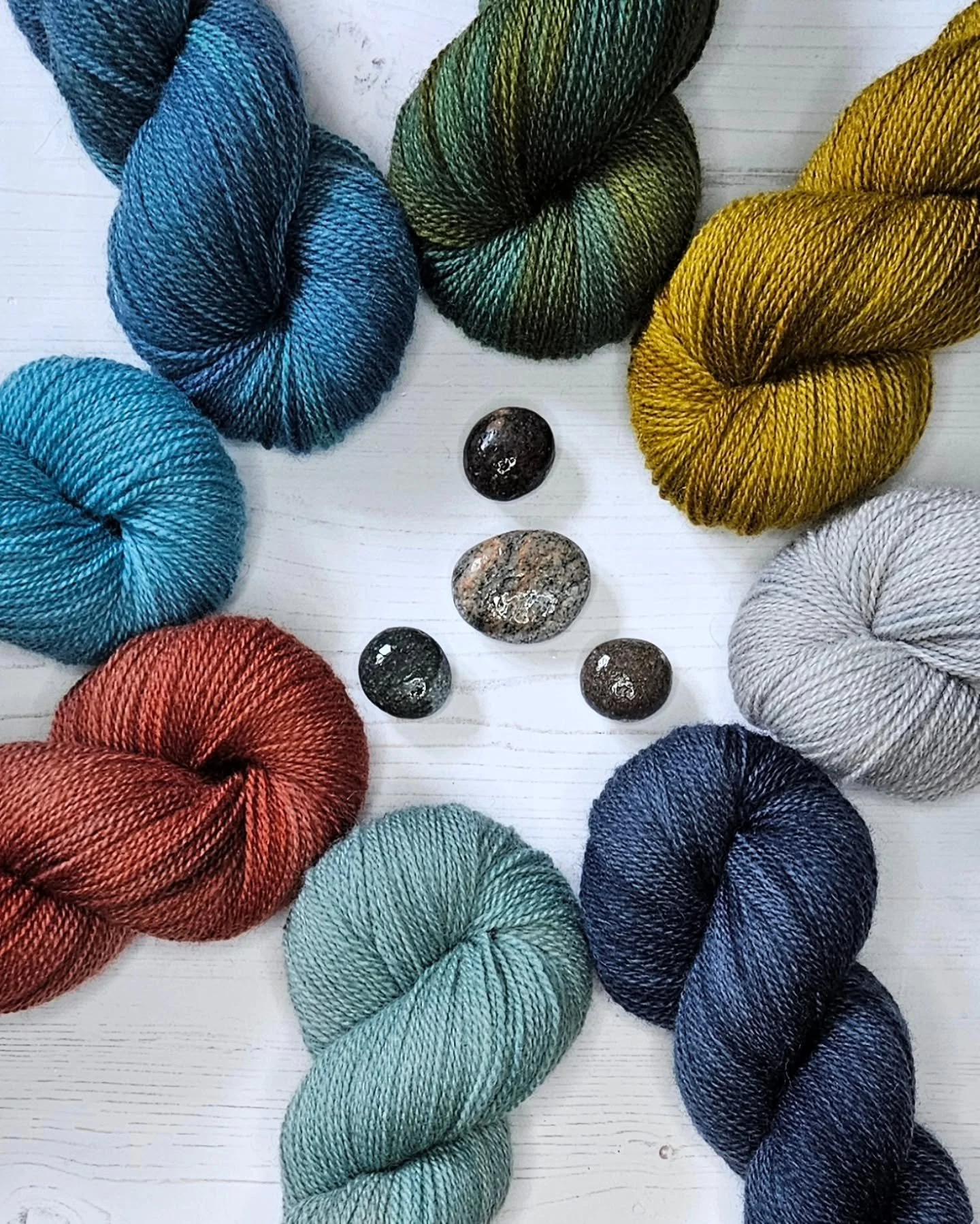 💫 New yarn base 💫

I am launching my new yarn base 'Eriskay' at @tangledgalashiels. 

This is a @jarbontextiles base
- 100% non- superwash British wool
- 50% Falkland merino, 
- 50% Bluefaced Leicester 
- 4ply, 400m / 100g

Some colours are inspire