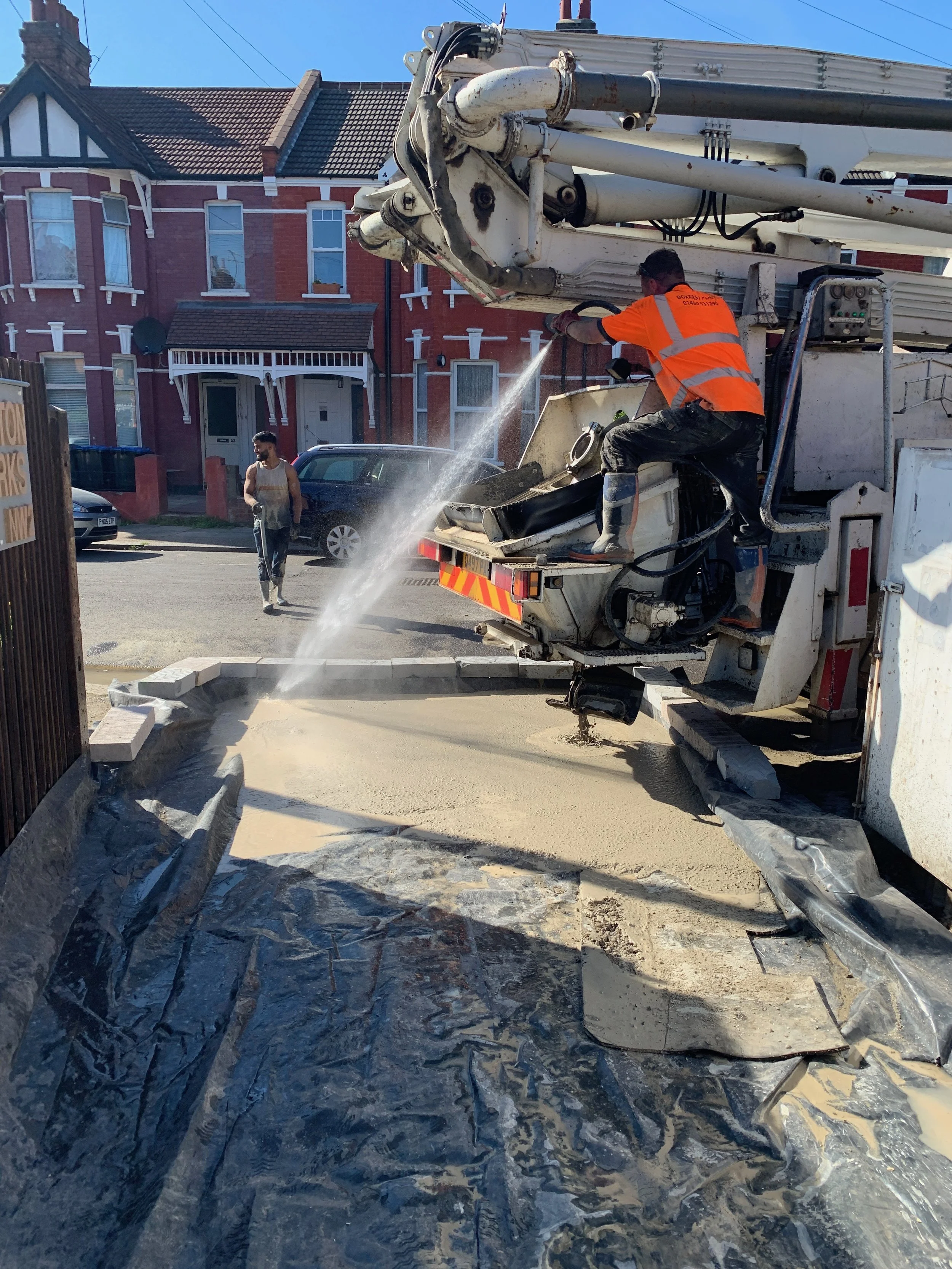 Washing the concrete pump lorry using temporary swimming pool 