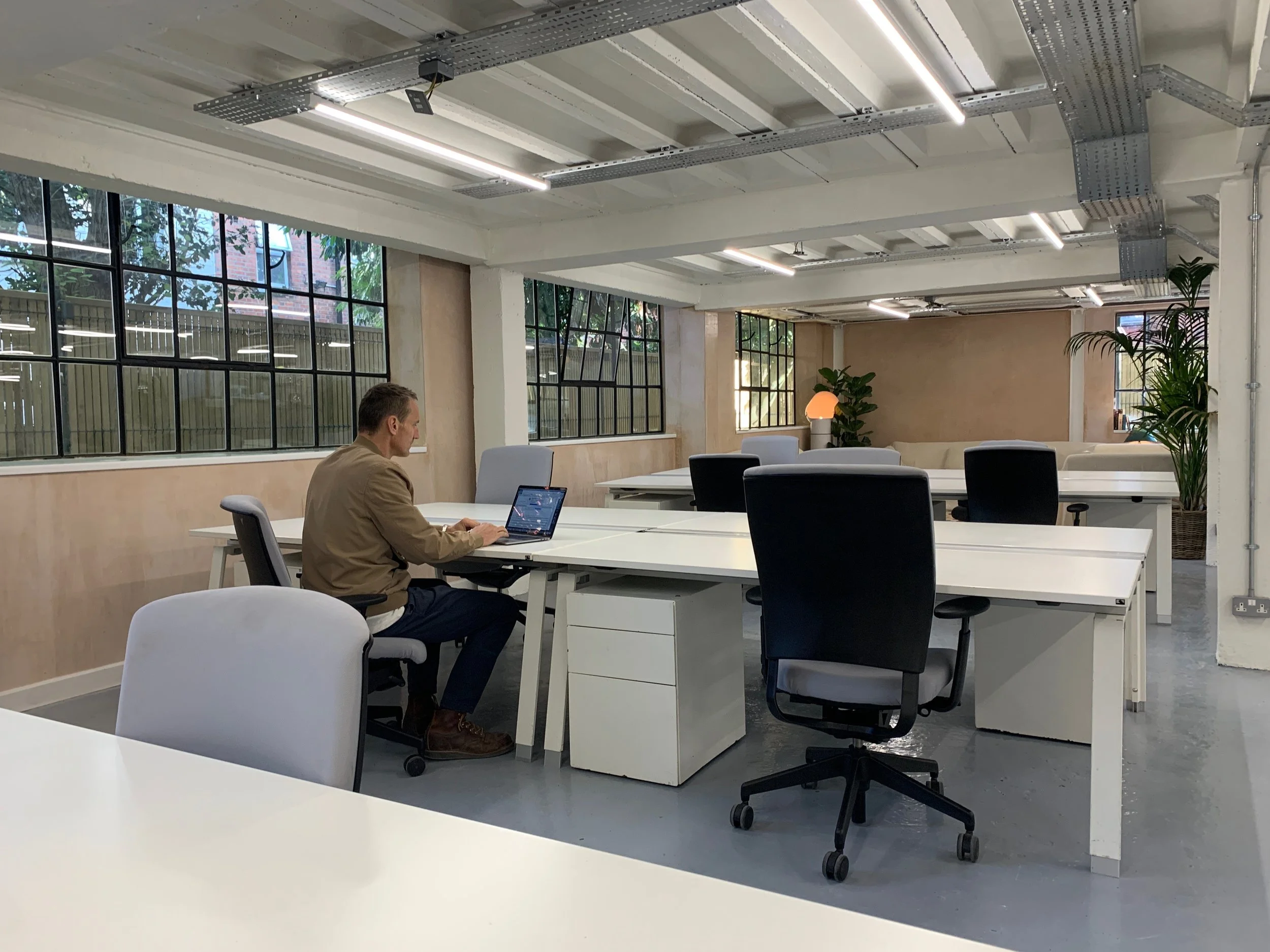 Konig + Neurath Coworking desks in-situ