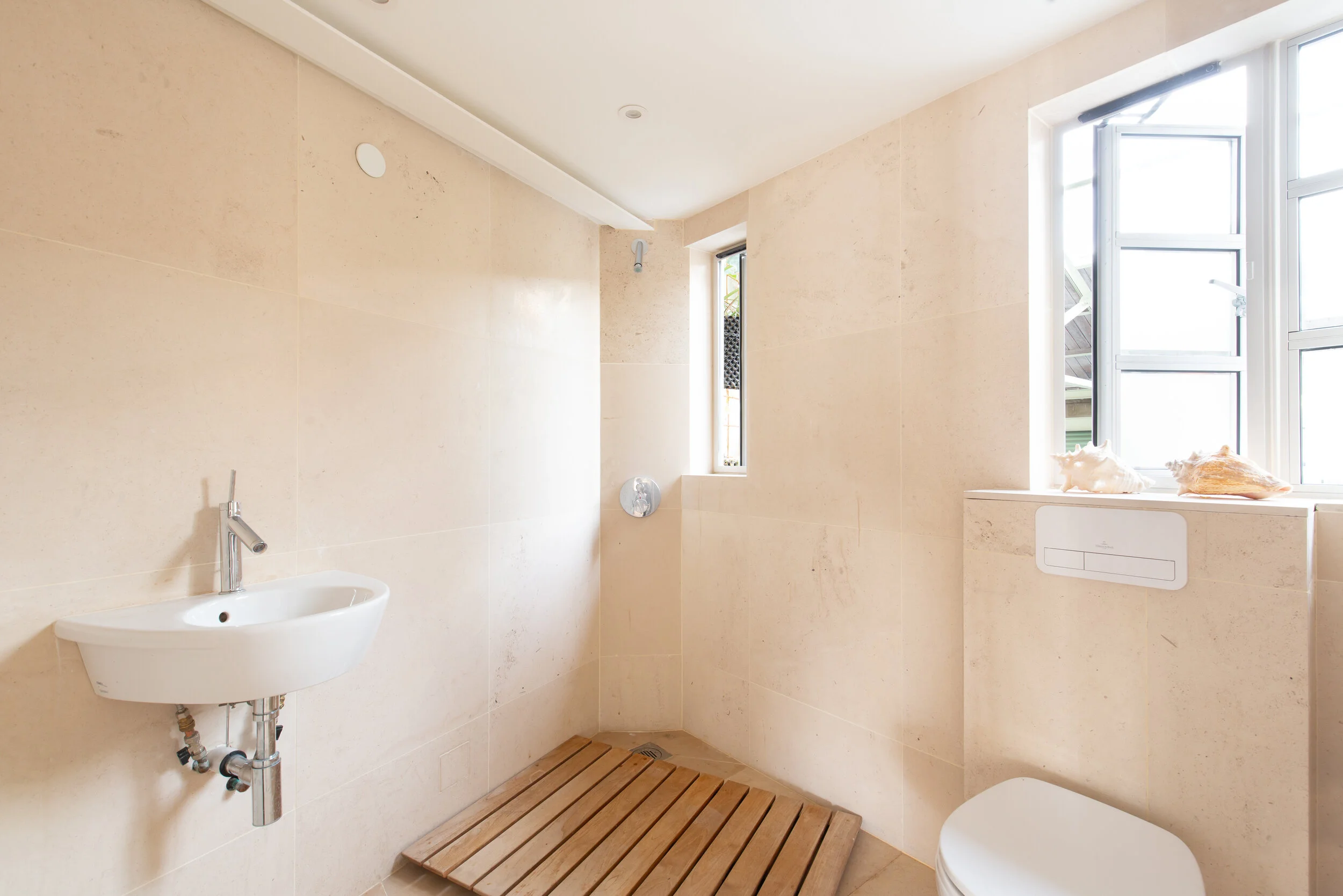 Wet room with floor to ceiling Moleanos limestone