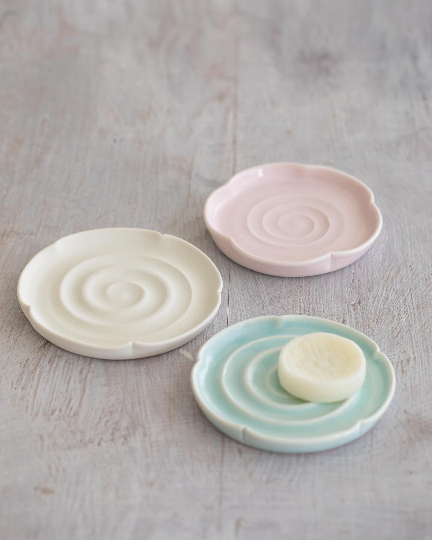 I&rsquo;ve redesigned my soap dishes to give them a floral twist.

Can you let me know whether you prefer the ridges or holes for drainage or the painted version?

These are thrown in porcelain on the wheel and glazed in pretty ice-cream shades for t