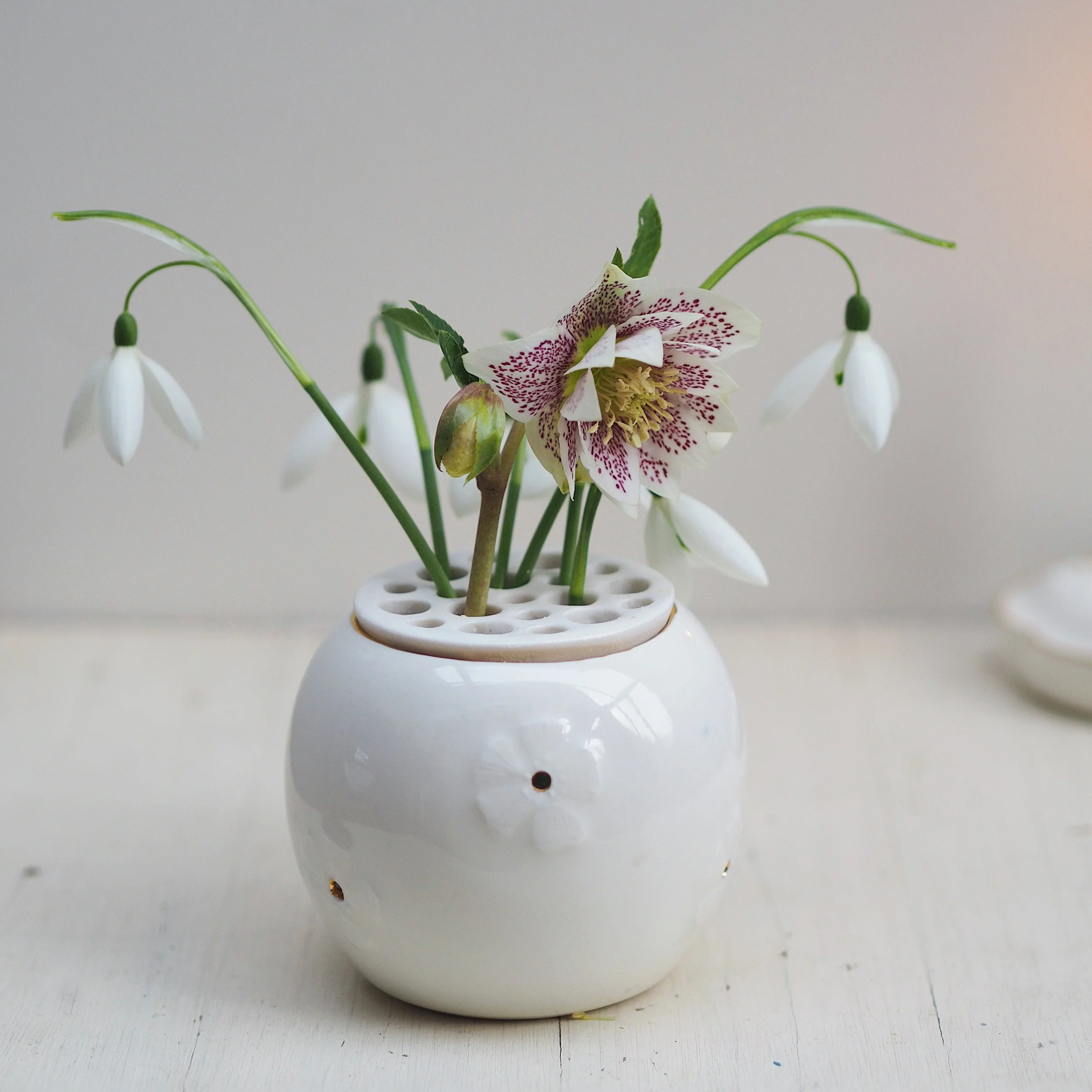 Flower embossed tea-light bowl/ vase