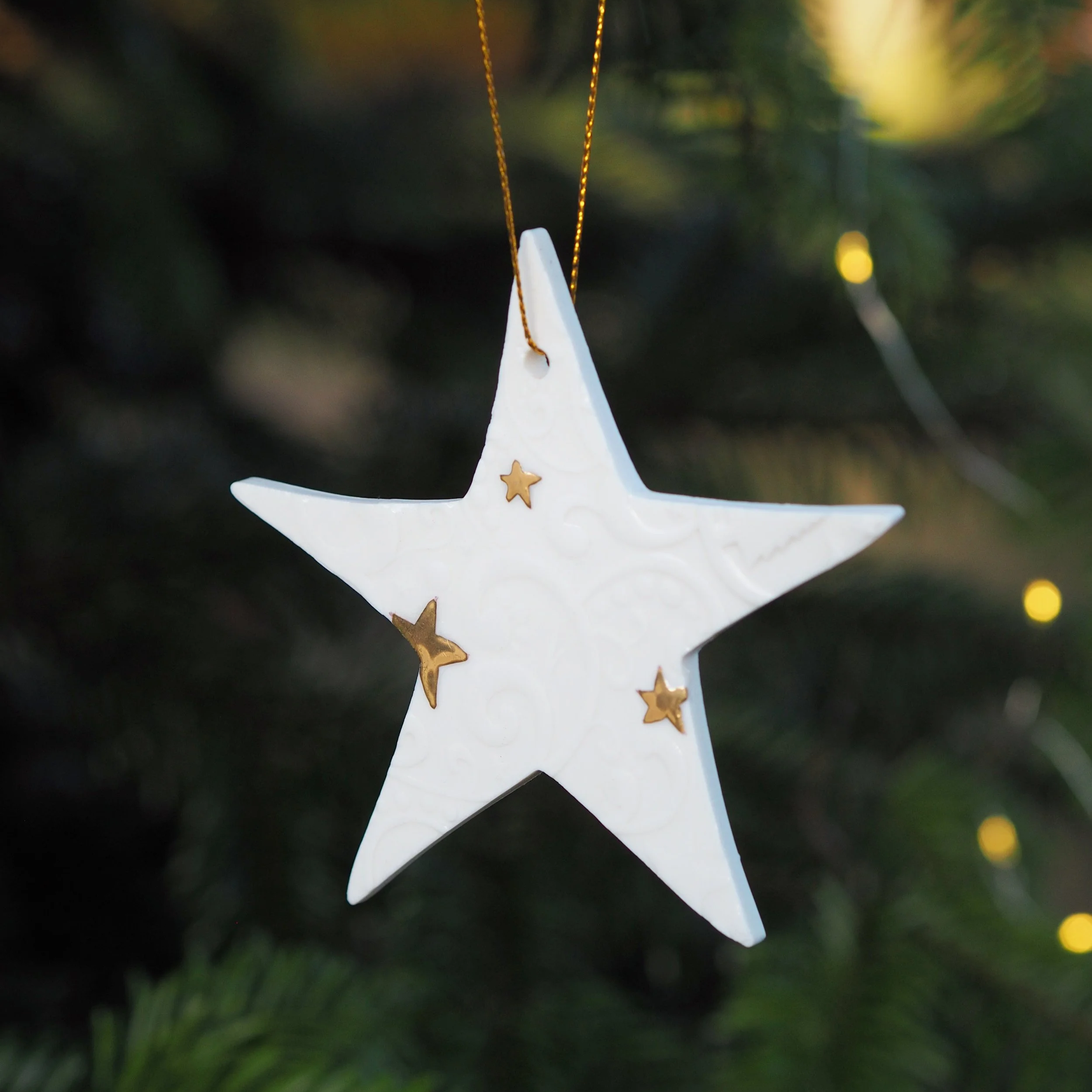 Porcelain hanging star decoration with real gold accents - Large and small (sets of 3)