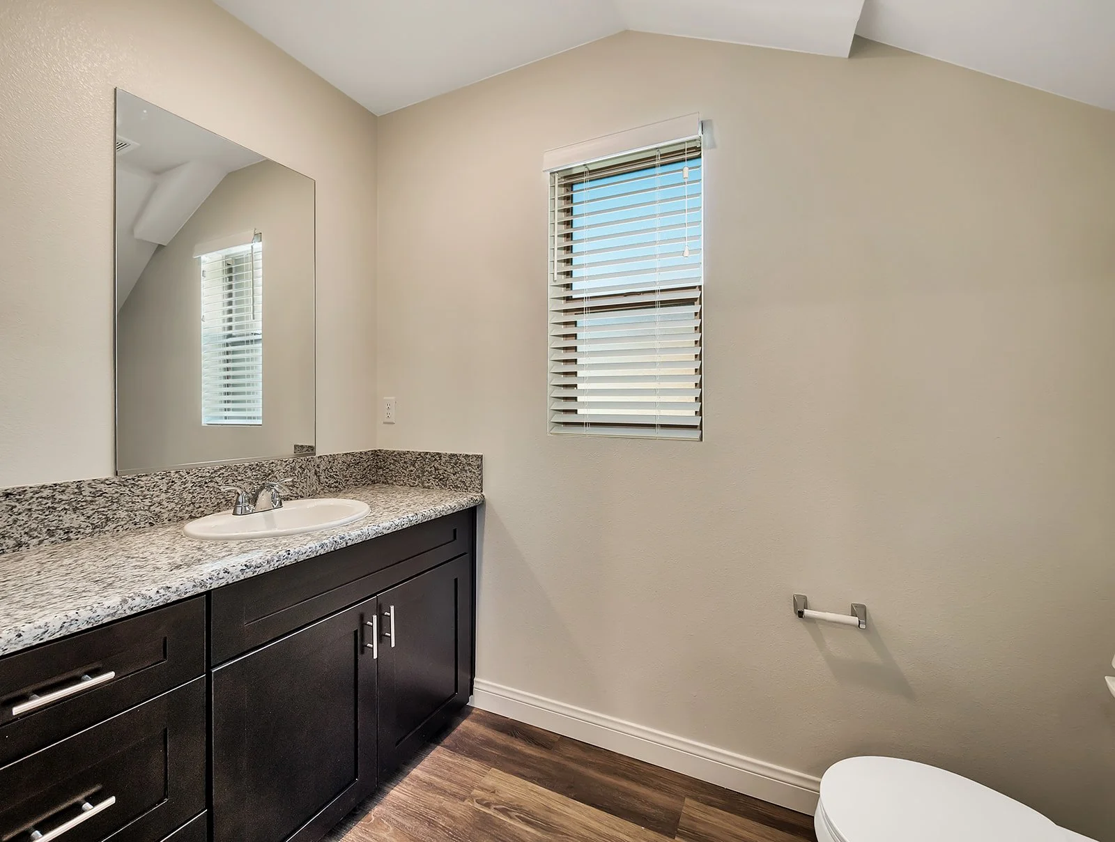 1169 W Grand Ave (18).jpg