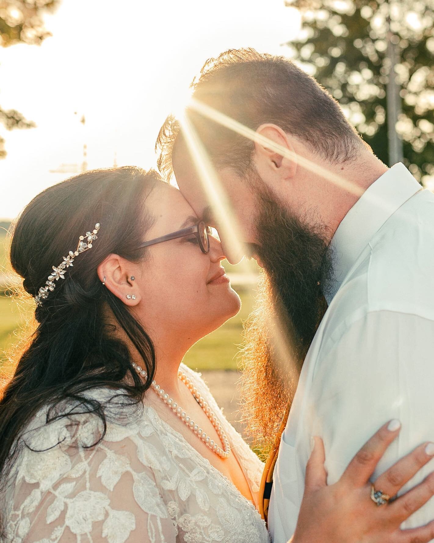 Pro-tip: Sneak away from your reception for 10 minutes to takes some photos at sunset. I promise it&rsquo;s worth it! You get to soak in some 1 on 1 time with your new spouse and you&rsquo;ll love the photos that come out of it! ✨
#weddingtips #weddi