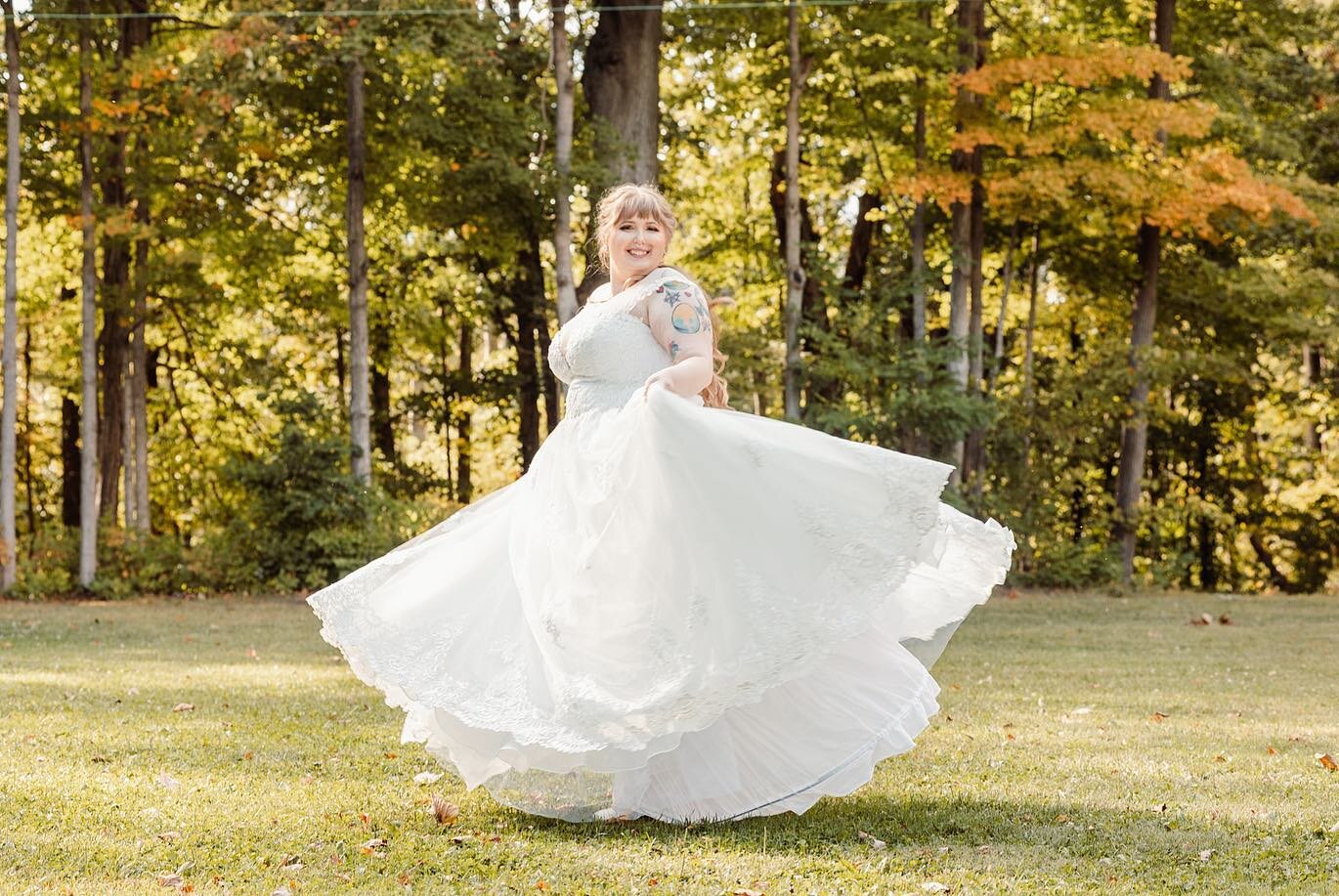 Talk about a fairytale moment ✨
Spot the difference between these two photos 😂
I still can&rsquo;t get over how beautiful @aub.kye looked in her dress 🥺

#tiffinweddingphotographer #meadowbrookballroom #fremontwedding #bascomwedding #tiffinwedding 