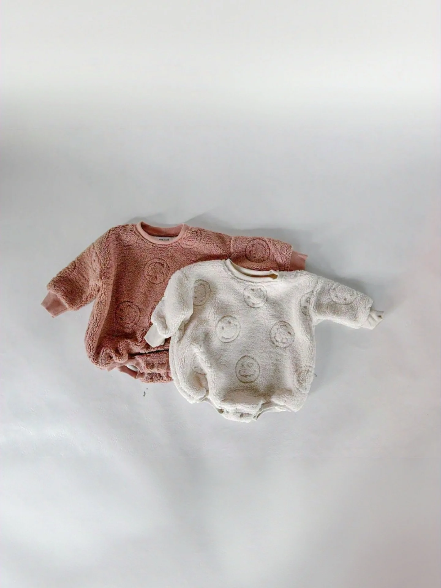✨ Something cozy is coming&hellip;

Sherpa softness + smiley sweetness.
Which color would you snag&mdash;cream or pink?

#cozybaby #fallbabyfashion #beckandpalmkids