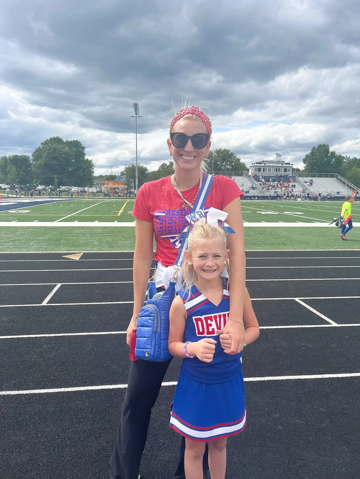 ✨ I&rsquo;m telling you, I couldn&rsquo;t make it through a game without my @wanderfull bag! This one is the ROYAL BLUE HYDROBAG&reg; paired with the blue &amp; white striped strap&mdash;the perfect game day combo 💙❤️ 

Comment SHOP below to receive