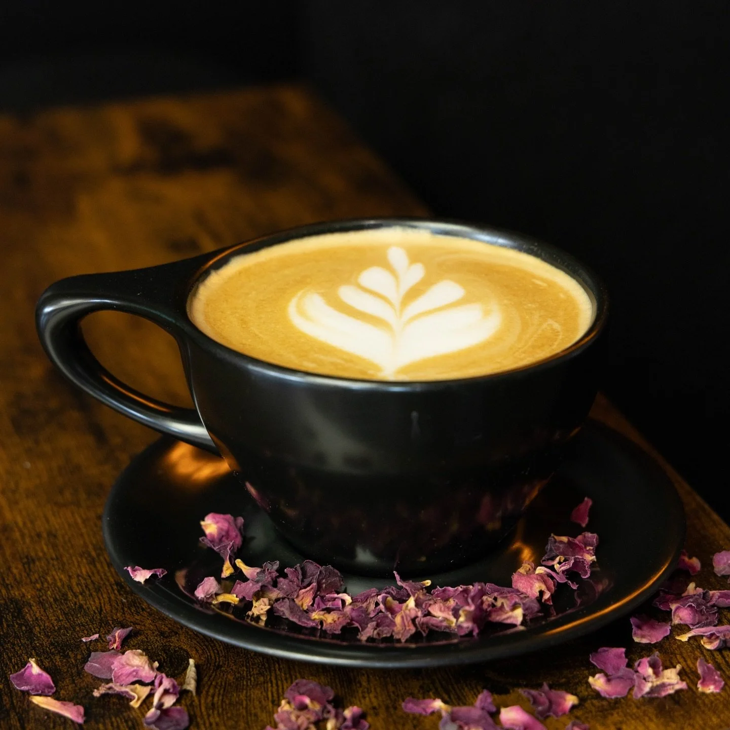 Roses are in bloom. The Lady Marmalade is back and waiting for you. 🌹 🥀 ☕️