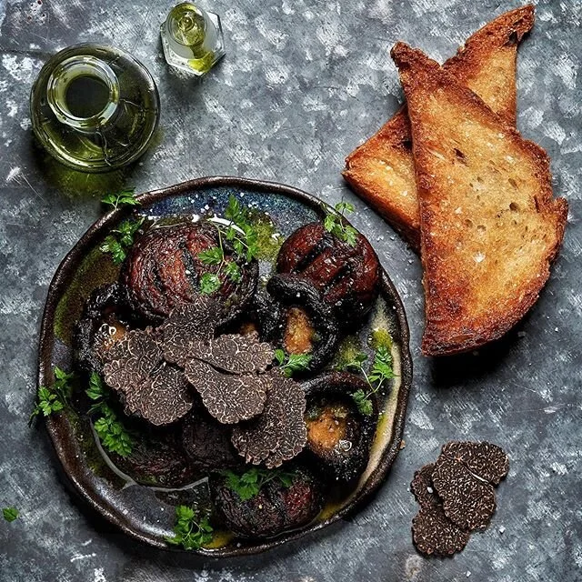 Sautéed cremini mushrooms with chervil and ramsons wild garlic oil. Topped with Italian black truffle. Served with roasted bread