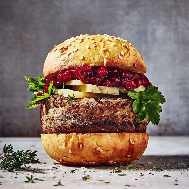 Borlotti and chantarelle burger with lingonberry chutney, Västerbotten cheese, parsley and thyme. Served in a sweet potato bun. 
Recipes in my book Green Burgers. #grönaburgare #greenburgers #veggieburgers @esterbonnier
