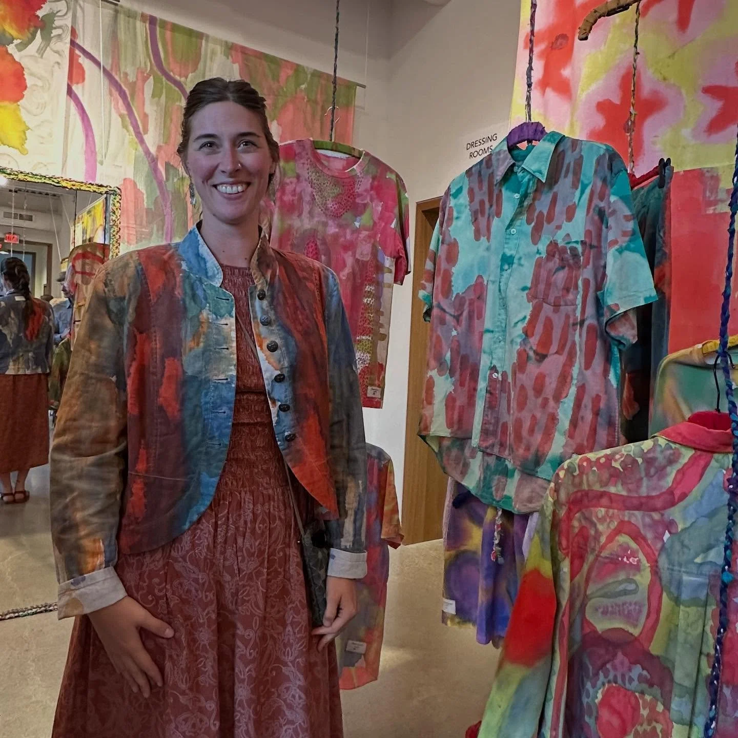 My outfit adventures with Jacket # 23! I had a lot of fun pairing this incredible hand-painted jacket with my wardrobe this weekend. The talented artist @onervaluoma has this jacket and many more wearable works of art featured in her pop-up exhibit a