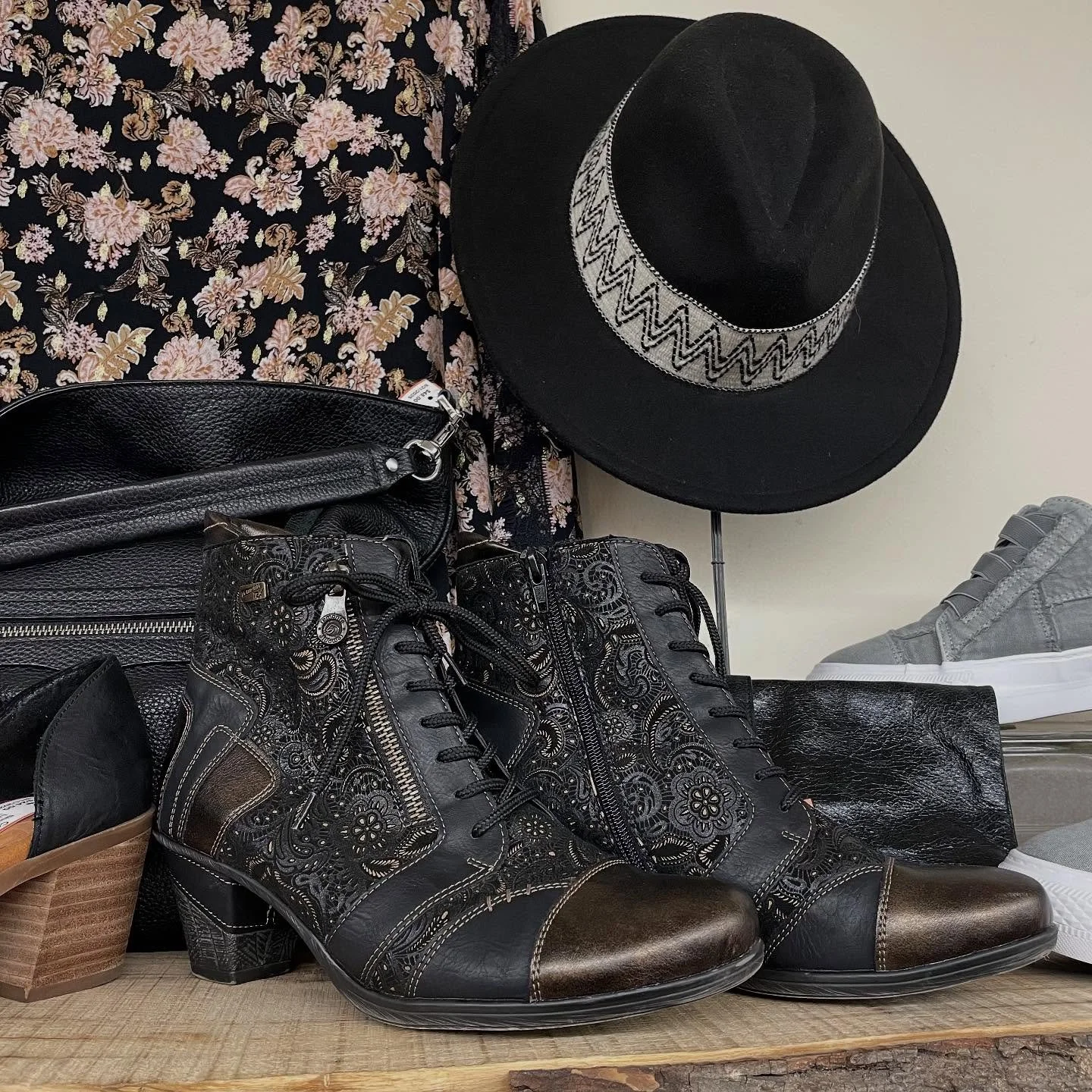 &lsquo;Tis the season for Witchy boots! Size 40