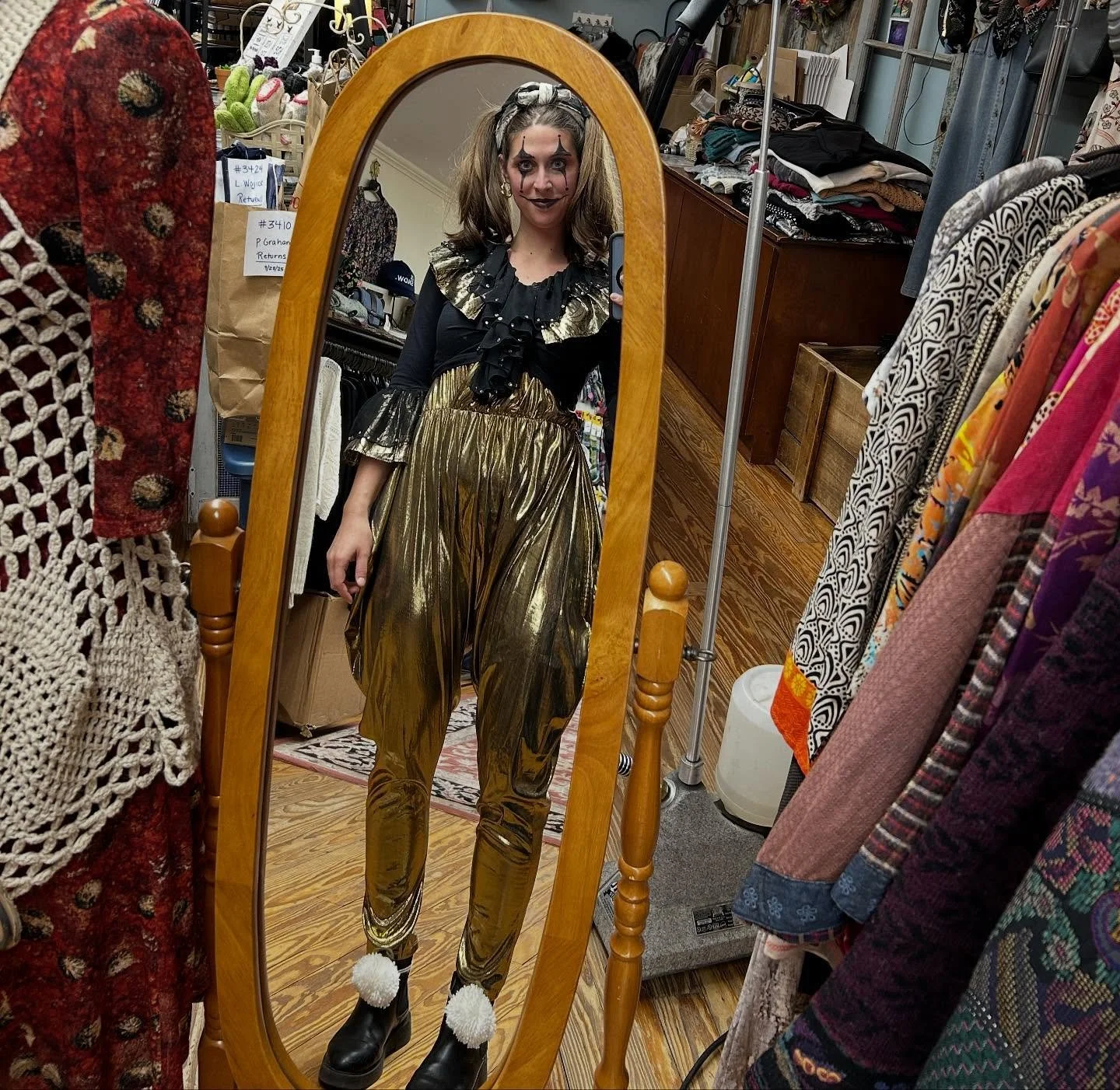 🤡Happy Halloween!🤡 I&rsquo;ll be here clowning around until 6pm! 🍬Stop by for some candy if you dare 💀