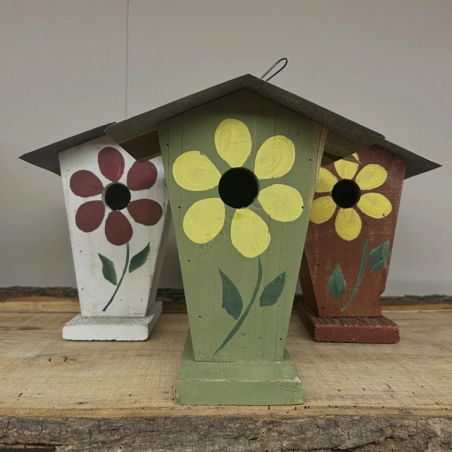 🐦&zwj;⬛🪺 New birdhouses alert! Fresh stock of rustic wooden homes and painted gourds available now. Get one for your winged pals!