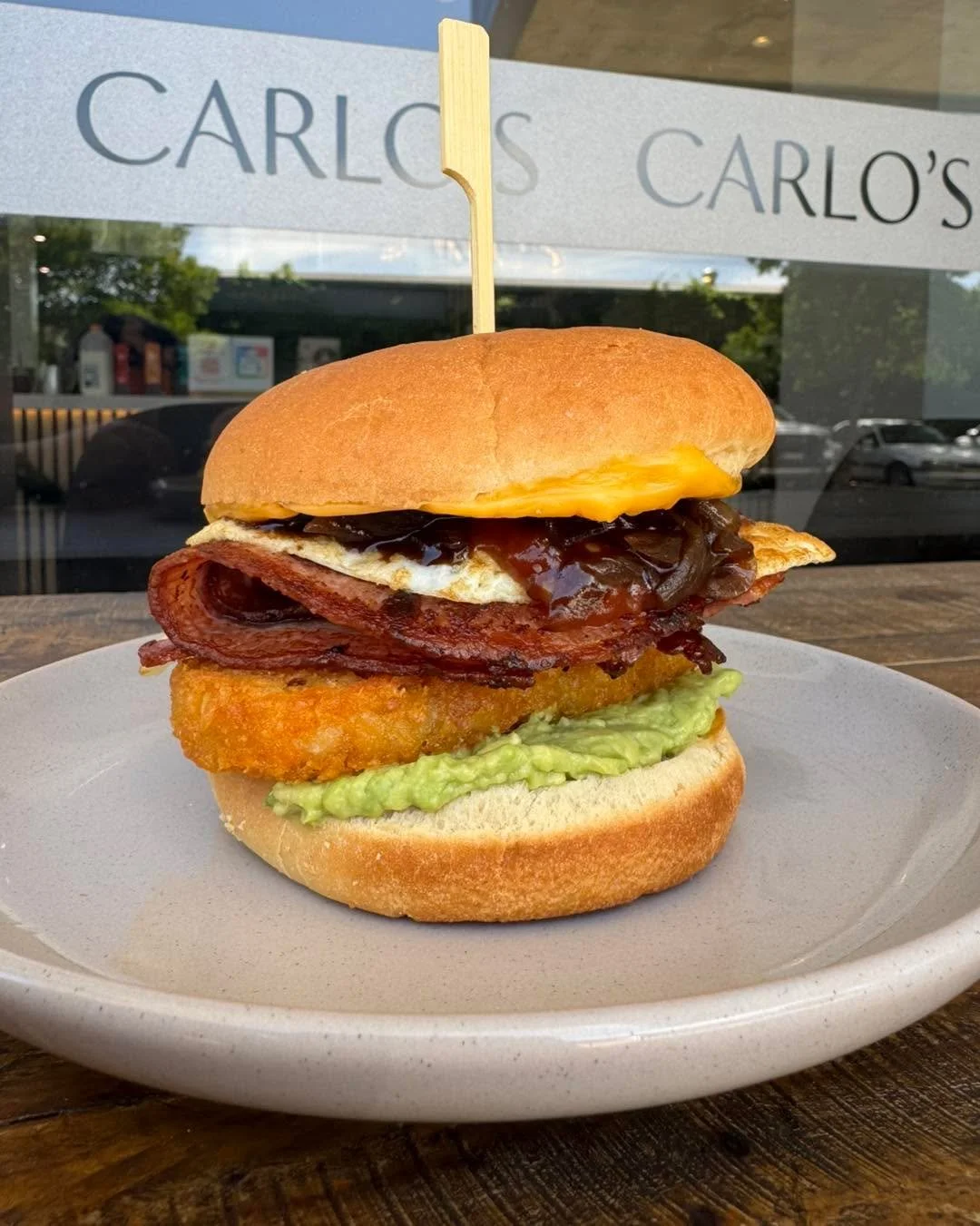 The Breakfast Burger.

Bacon, fried egg, smashed avo, a hash brown, tomato relish, onion jam and melted cheese on a toasted potato bun.

It can&rsquo;t get any better, unless you add Chorizo 🤤

#catering #grabngo #breakfast #waggamums #dinner #takea