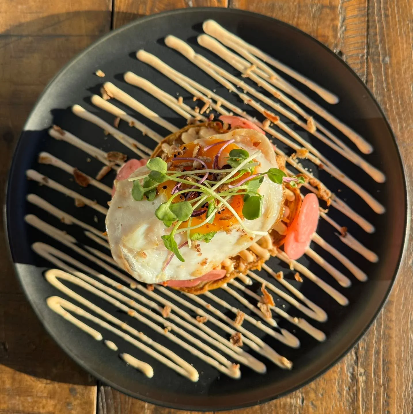 The Okonomiyaki is back! 

Japanese style pancakes, miso gochujang pulled pork, kimchi, house pickled carrot &amp; radish, fried shallots, sriracha mayo topped with a fried egg. 

Delicious 🤤 

#grabngo #breakfast #takeaway #cafe #coffee #wagga #lun