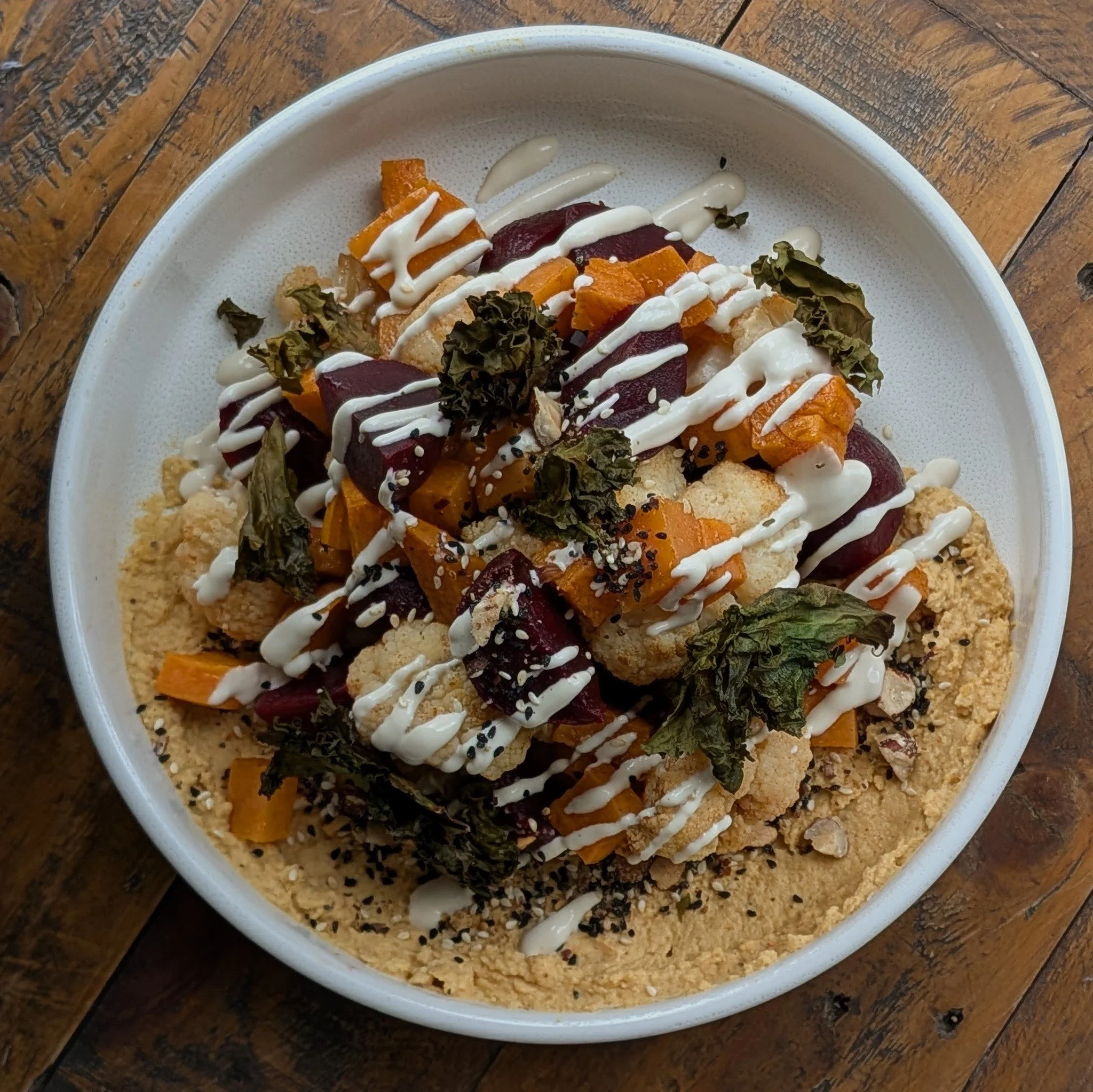 The Winter Veg Bowl

House-made spiced hummus, roasted beetroot, sweet potato
and cauliflower, crispy kale, and hazelnut dukkah drizzled
with garlic tahini dressing