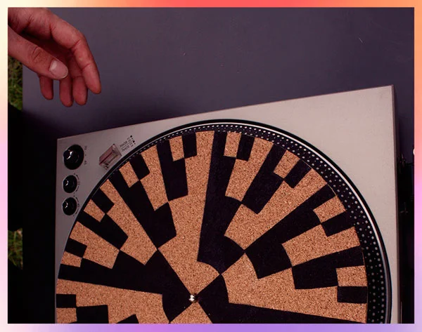 Leisure machine (2015). Video still of a slipmat (from Hugo Münsterberg laboratory).