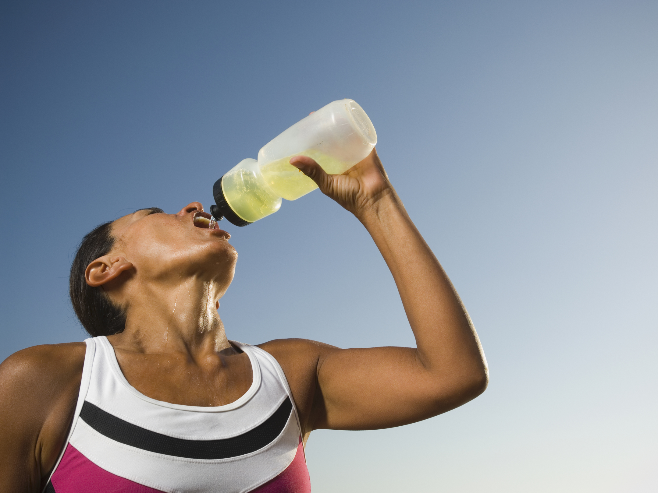 Как правильно пить л. Напиток для спортсменов. Питье спортсмена. Изотоник для спортсменов. Спортсмен пьет воду.