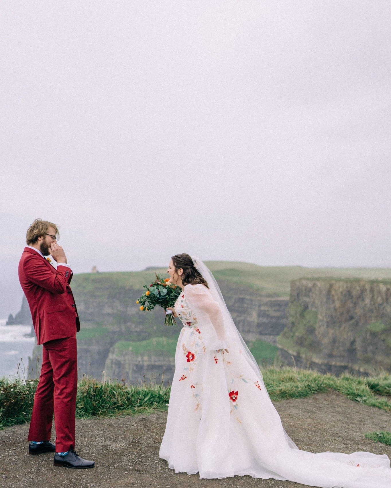 We have to admit, this is the most epic first look we've ever seen... Come back to us when you can top the Cliffs of Moher 😭✨❤ Photos of @kpbreen2 by @pawelbebenca_photography @rebeccaschoneveld_bridal ❤
