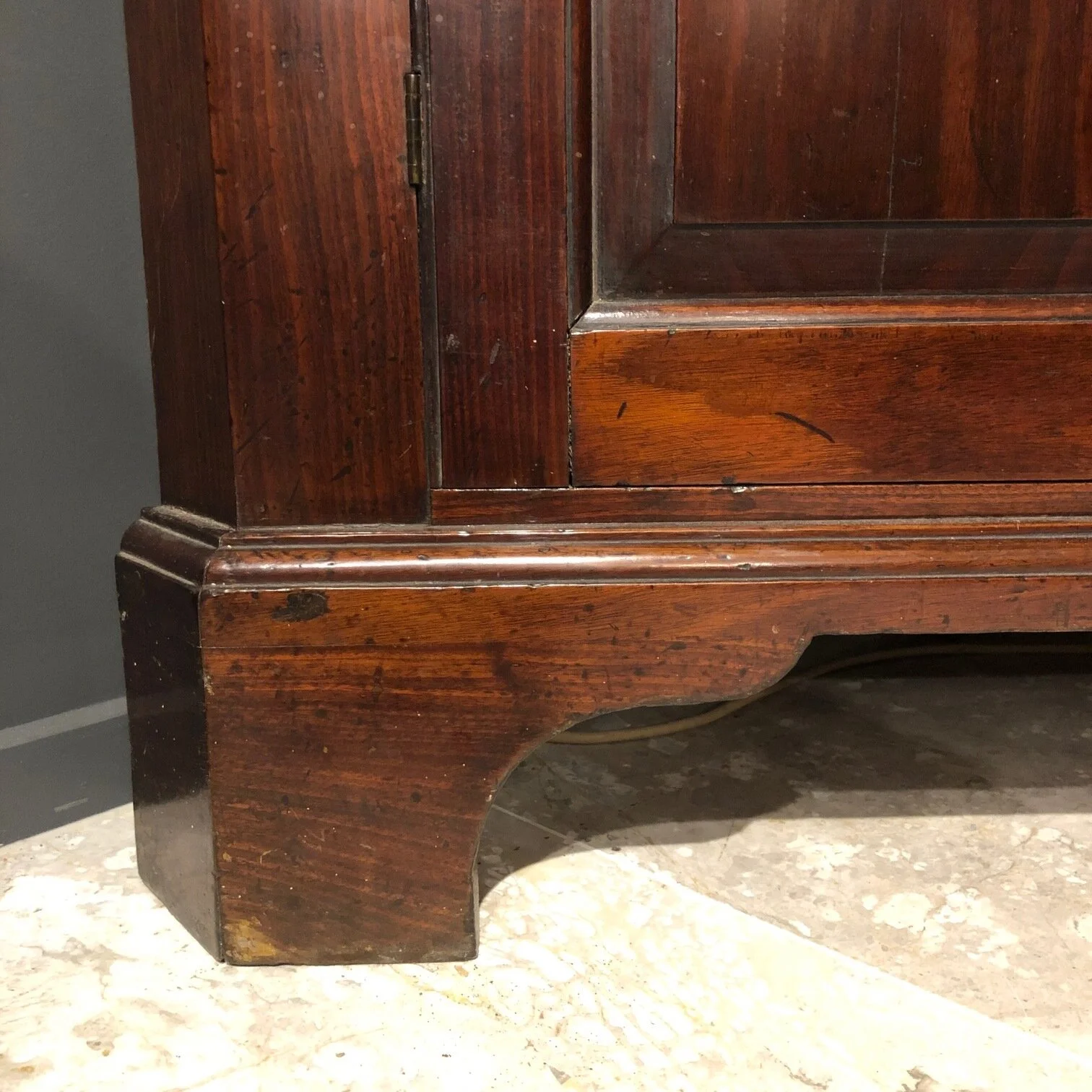 Late 18th century English Georgian glazed top corner cabinet, circa 1780.