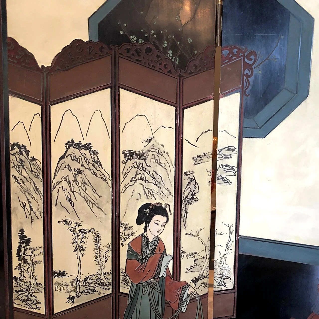 Very decorative Chinese four-fold lacquer screen, circa 1920. antique