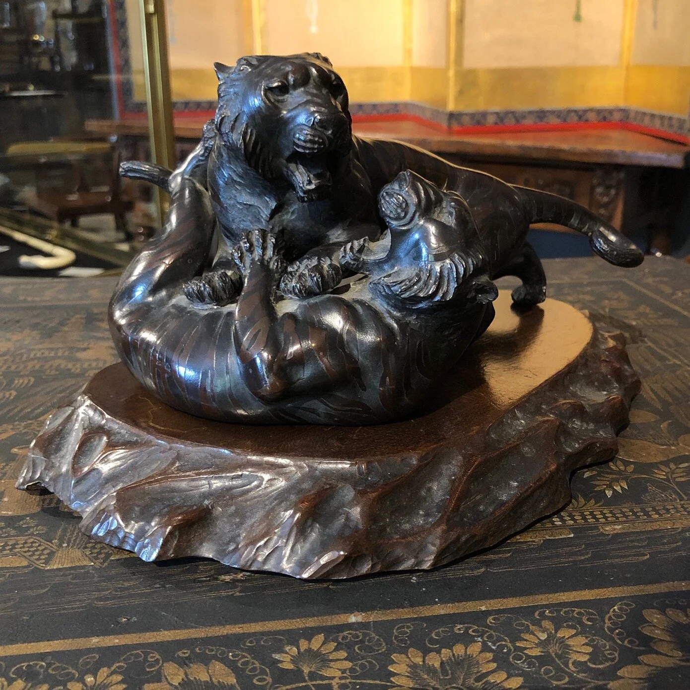 signed-japanese-meiji-period-bronze-fighting-tigers-on-stand-antique-3.jpg