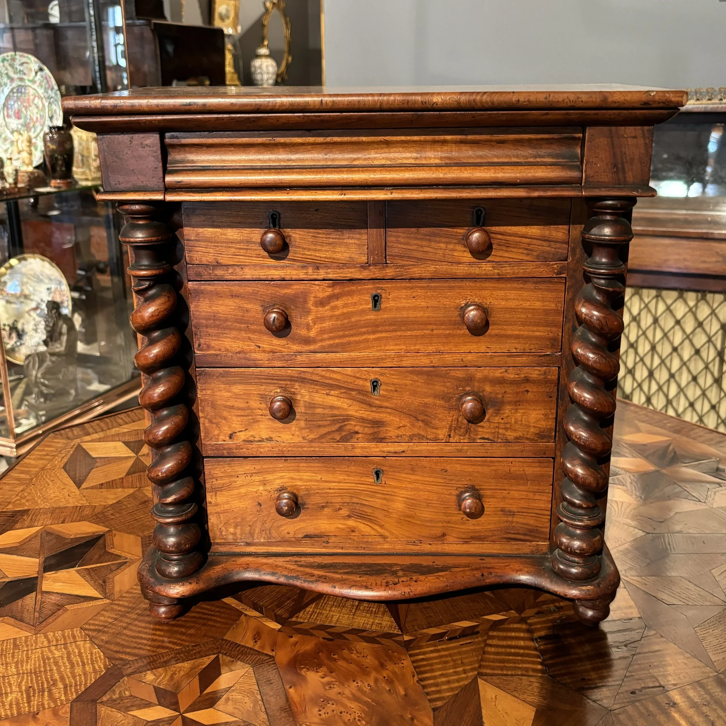 Antique-miniature-colonial-apprentice-chest-19th-century-3.jpg