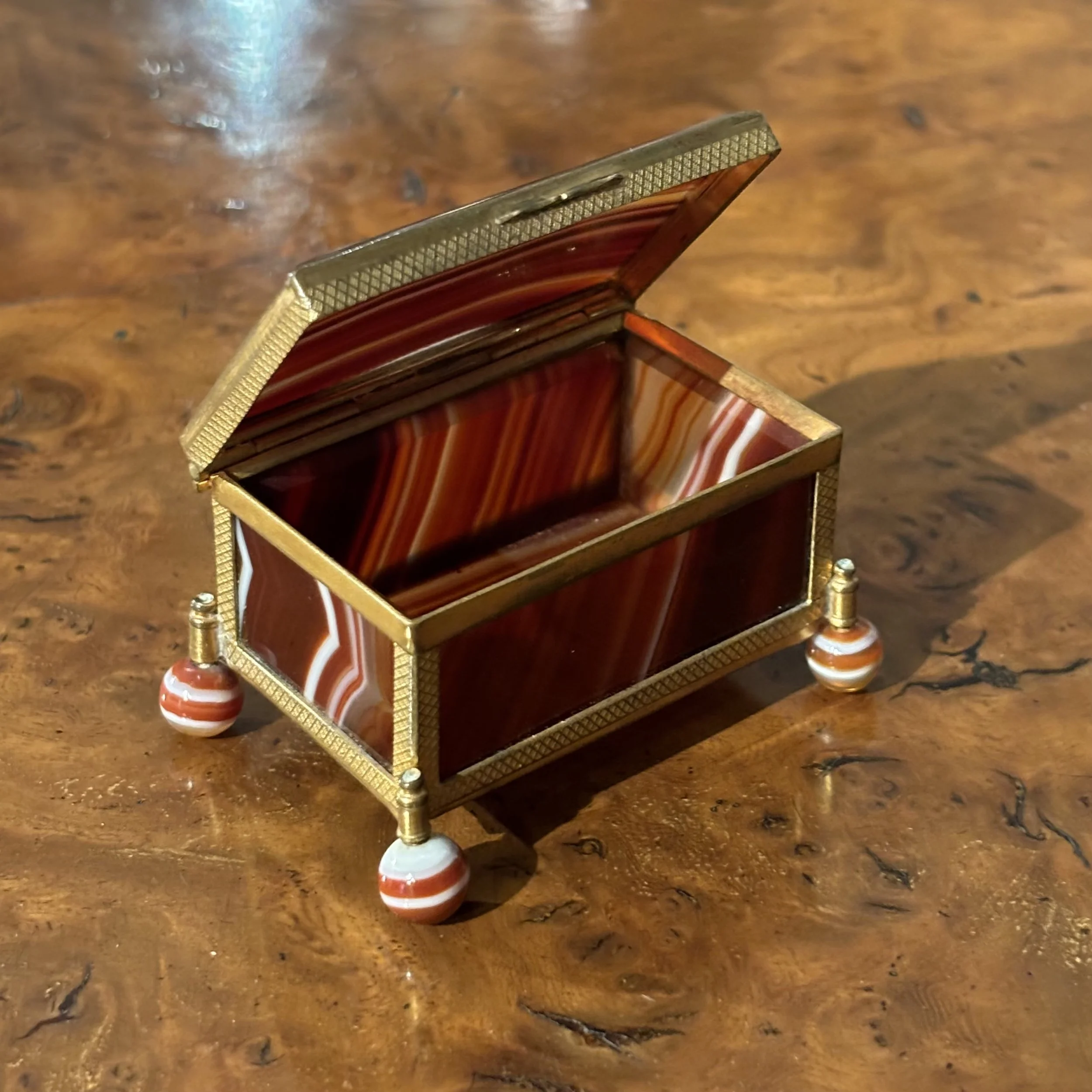 Fine-Antique-19th-century-French-banded-Agate-trinket-box-1.jpeg