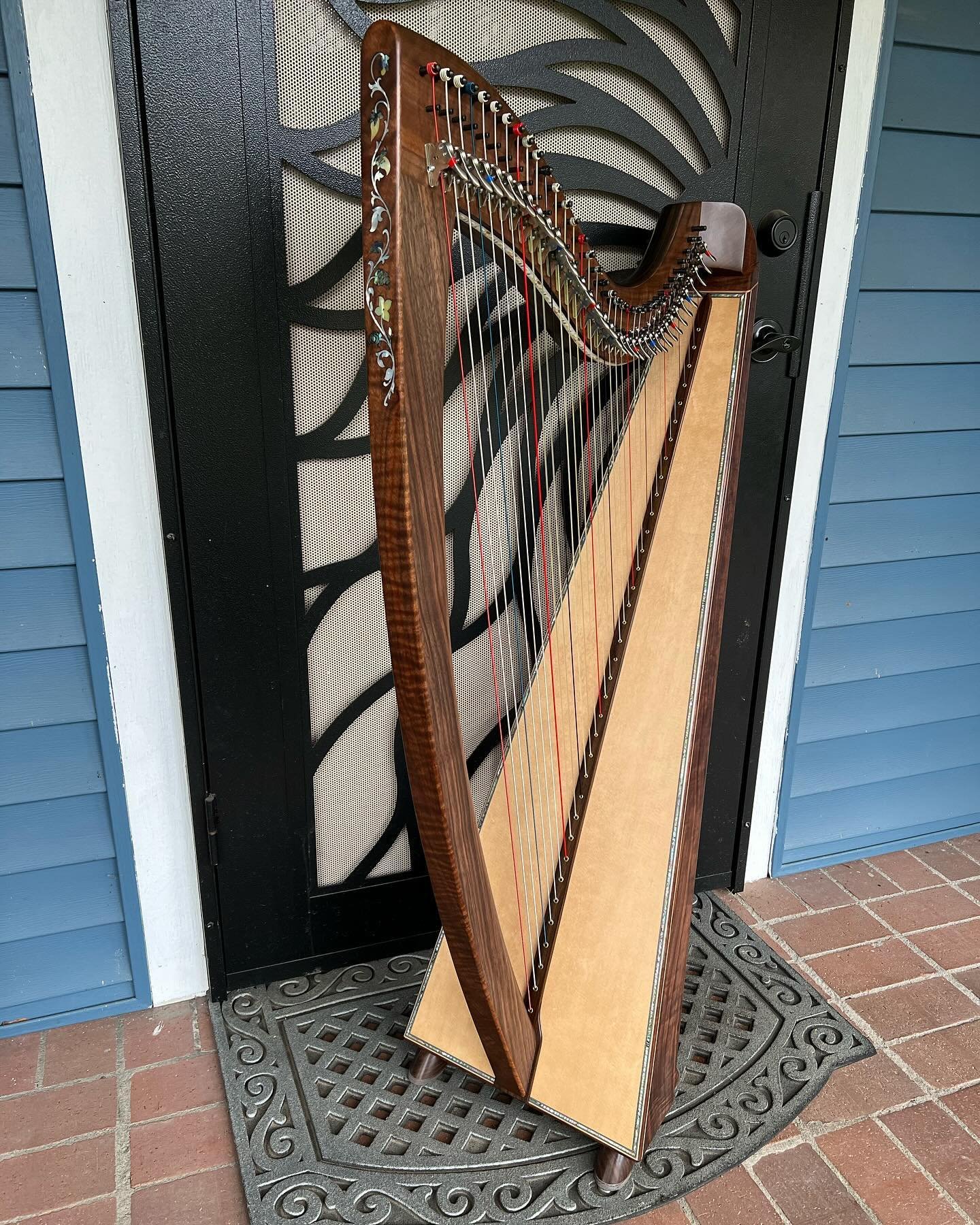 Gotcha day! 😍💖🎵
For the first time since I was 9 years old, I have a new harp that is *mine*! Not for my studio or to be a rental&hellip; just for me to play and love. 
The Thormahlens built this absolutely stunning Cygnet and I couldn&rsquo;t be 