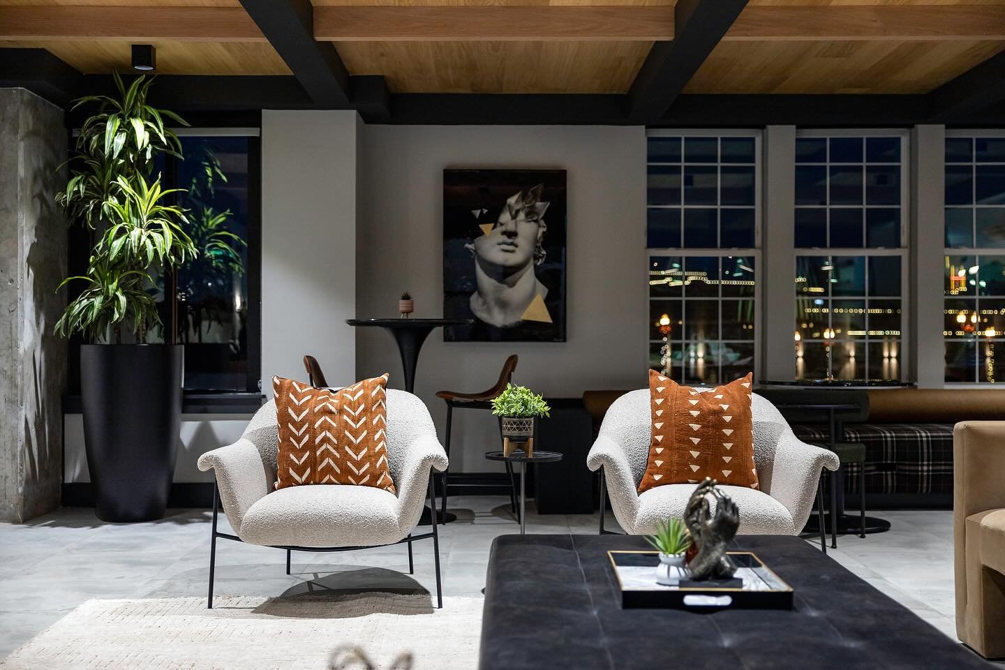 Congratulations to @coopercarry_interiorsstudio Solis Sugarhill for Best of Multi Family!

Solis Sugar Hill, integrates elements of a traditionally industrial building while providing a more polished look. Mixed metals, bold lighting elements, expose