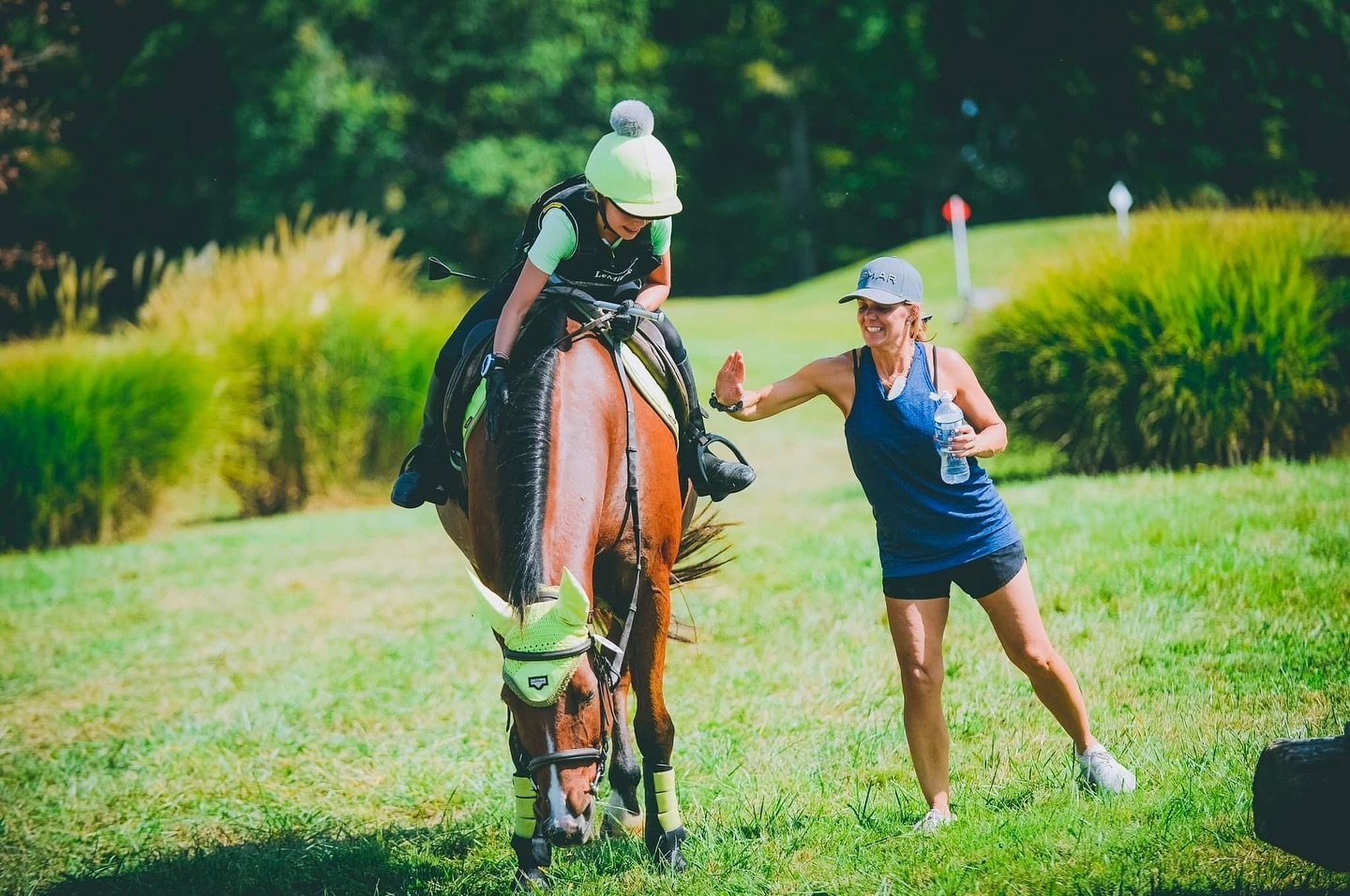 I&rsquo;m so obsessed with these post-XC finish photos from @skipperdoodlefritz that they each get their own post 💕💕💕💕 (Herbie: *eats* 😆😆) 

Love our team!!!