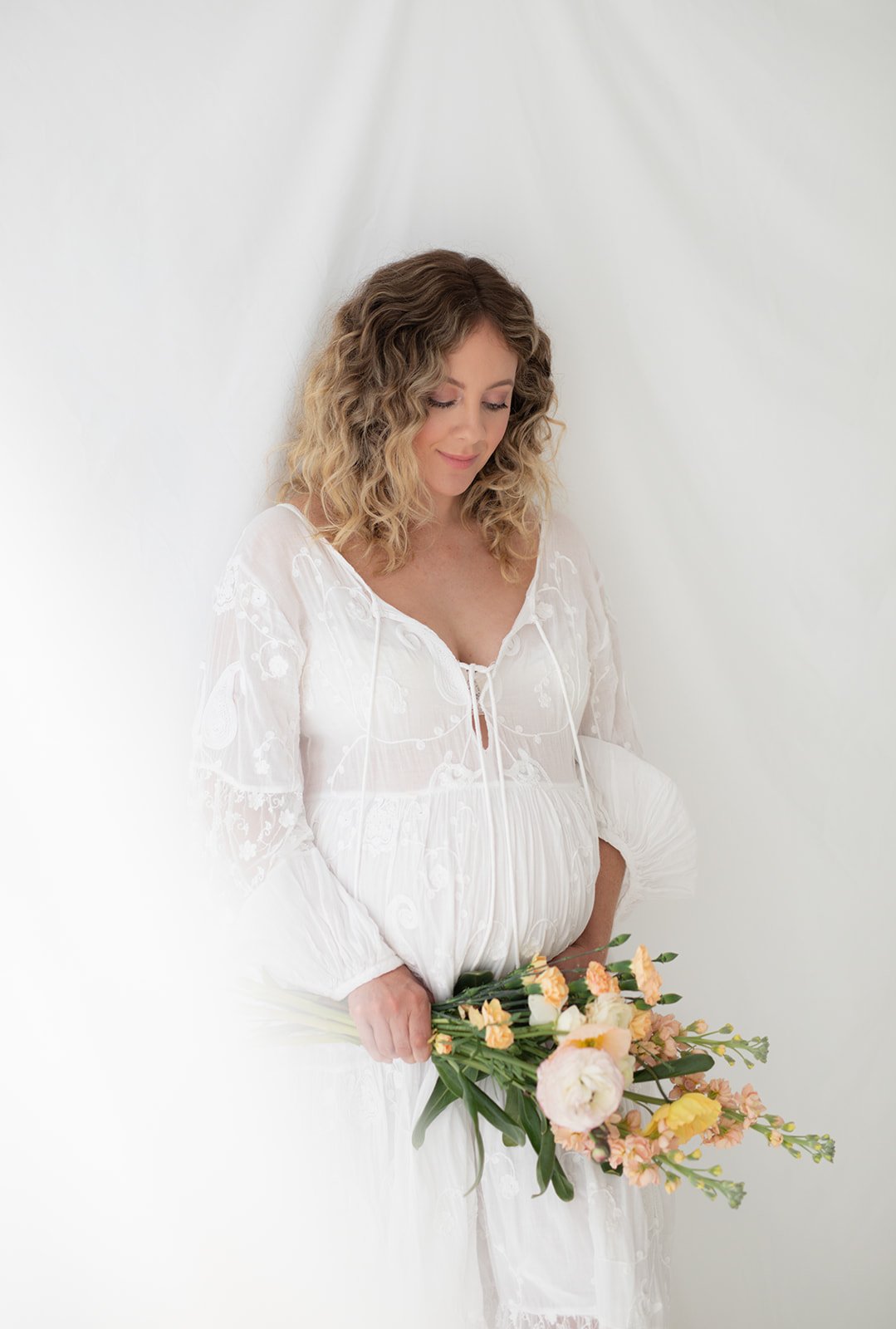 Maternity session featuring florals 