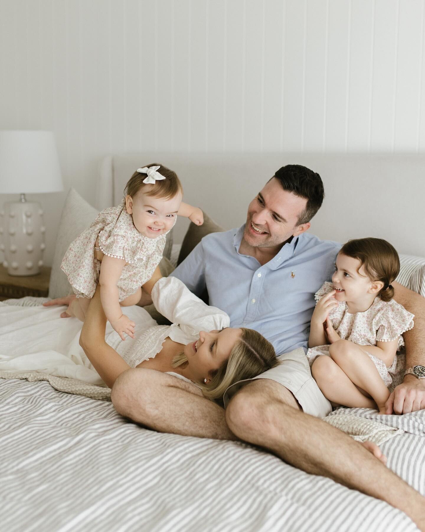 Family portraits in their beautiful new home, such a wonderful way to document this special time in their lives 💫