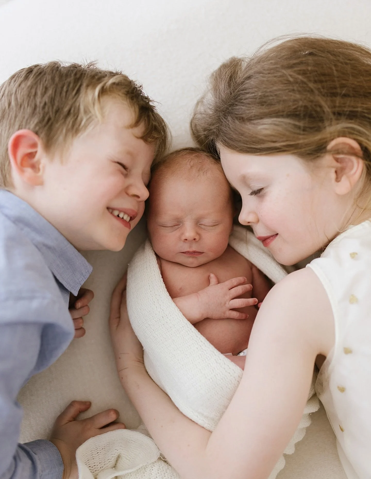 Squishy sibling snuggles 😍😍😍 #brisbanenewbornphotographer #newbornsnaturally